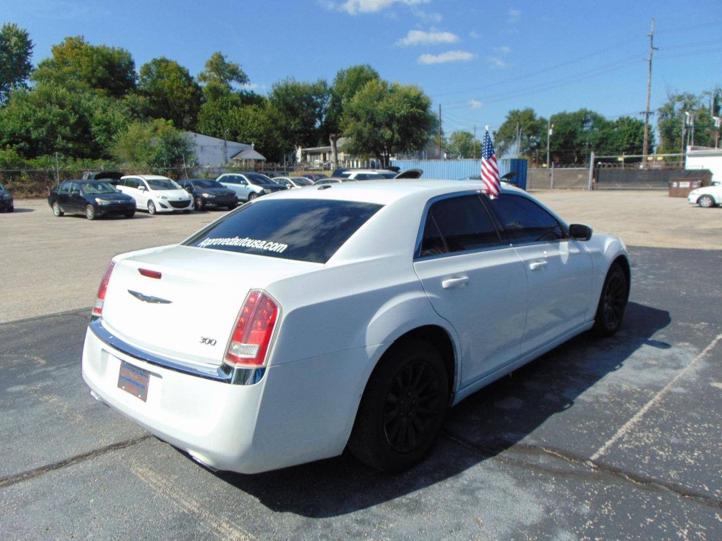 2014 White Chrysler 300 (2C3CCAAG7EH) with an V6 Flex Fuel 3.6 Liter engine, Automatic, 8-Spd transmission, located at 2105 Dixie Hwy, Louisville, KY, 40210, (502) 772-3333, 38.220932, -85.795441 - Photo#5