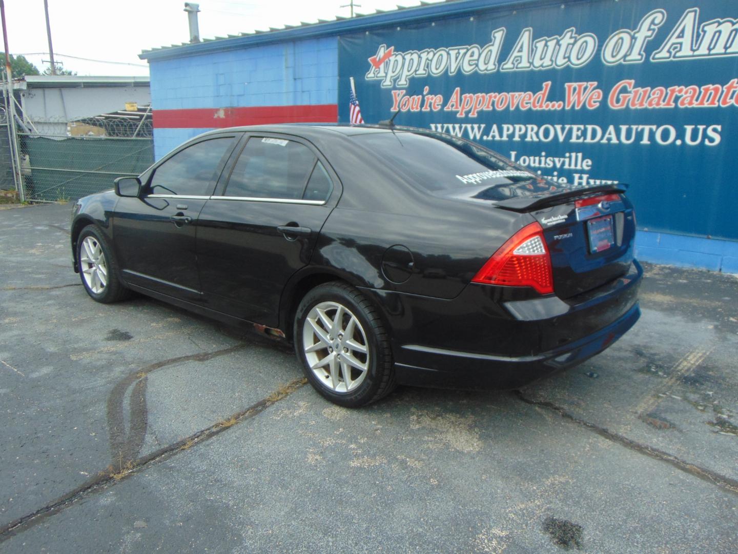 2011 Ford Fusion (3FAHP0JA1BR) , located at 2105 Dixie Hwy, Louisville, KY, 40210, (502) 772-3333, 38.220932, -85.795441 - Photo#4