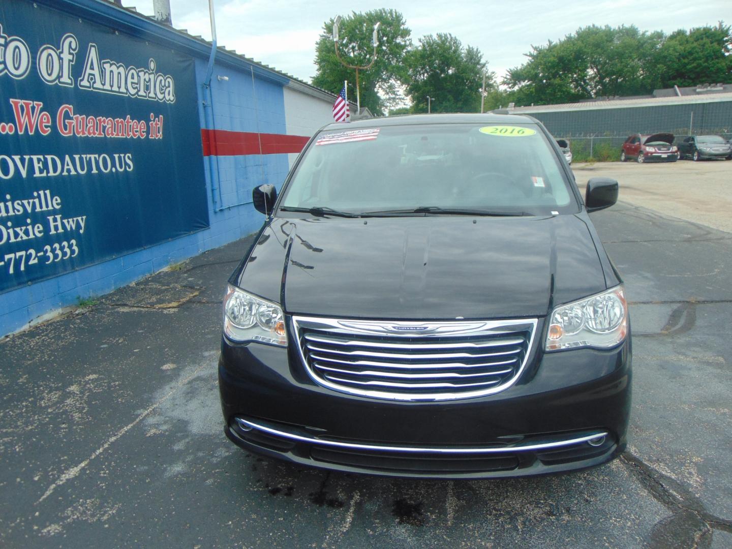 2016 Chrysler Town & Country (2C4RC1BG1GR) , located at 2105 Dixie Hwy, Louisville, KY, 40210, (502) 772-3333, 38.220932, -85.795441 - Photo#2