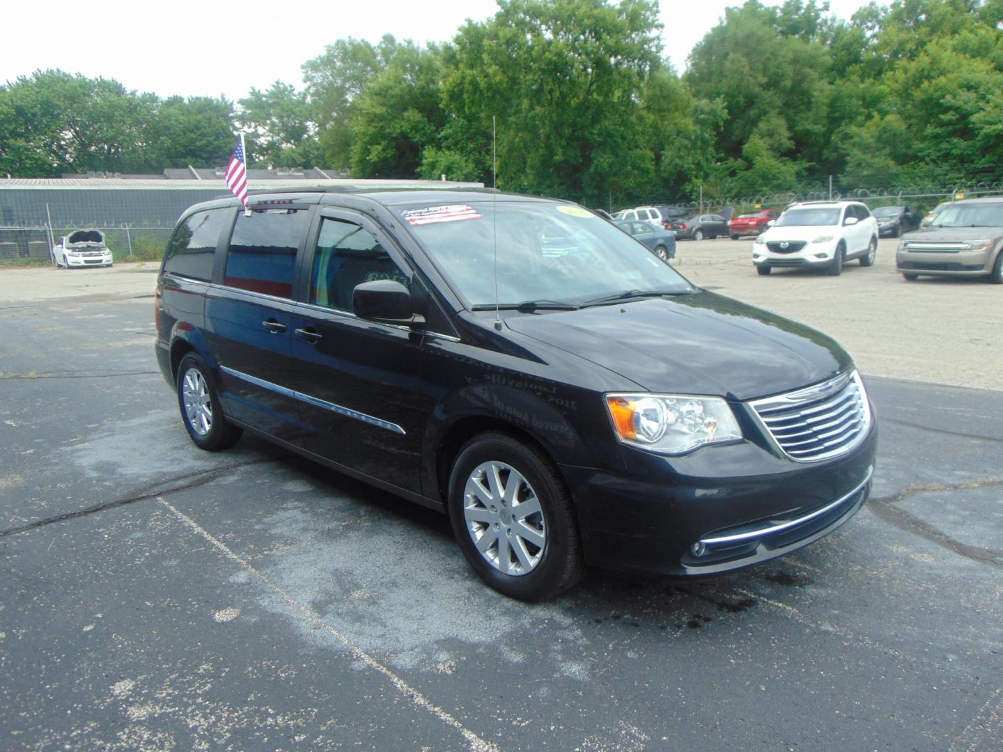 2016 Chrysler Town & Country (2C4RC1BG1GR) , located at 2105 Dixie Hwy, Louisville, KY, 40210, (502) 772-3333, 38.220932, -85.795441 - Photo#3