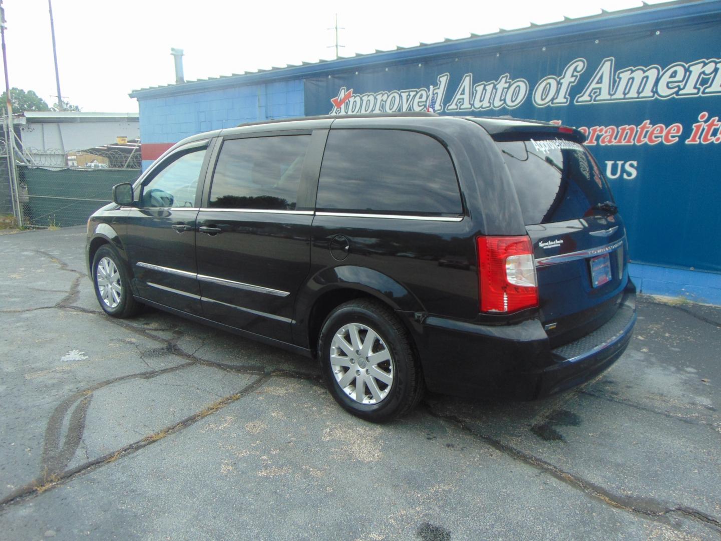 2016 Chrysler Town & Country (2C4RC1BG1GR) , located at 2105 Dixie Hwy, Louisville, KY, 40210, (502) 772-3333, 38.220932, -85.795441 - Photo#6