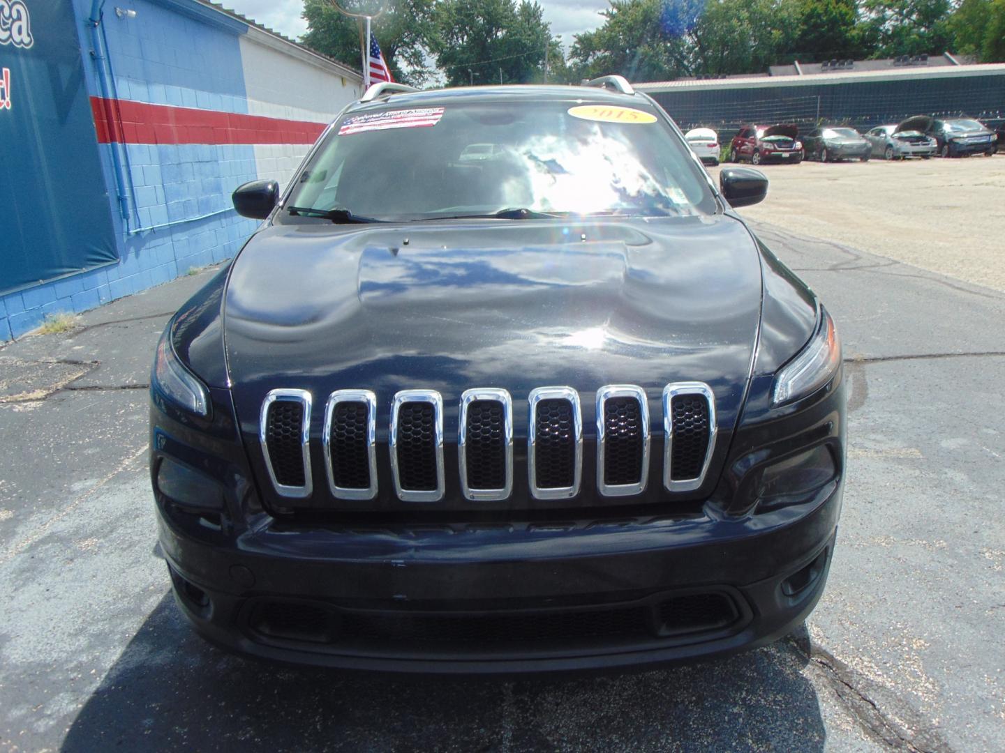 2015 Jeep Cherokee (1C4PJMCB0FW) , located at 2105 Dixie Hwy, Louisville, KY, 40210, (502) 772-3333, 38.220932, -85.795441 - Photo#2