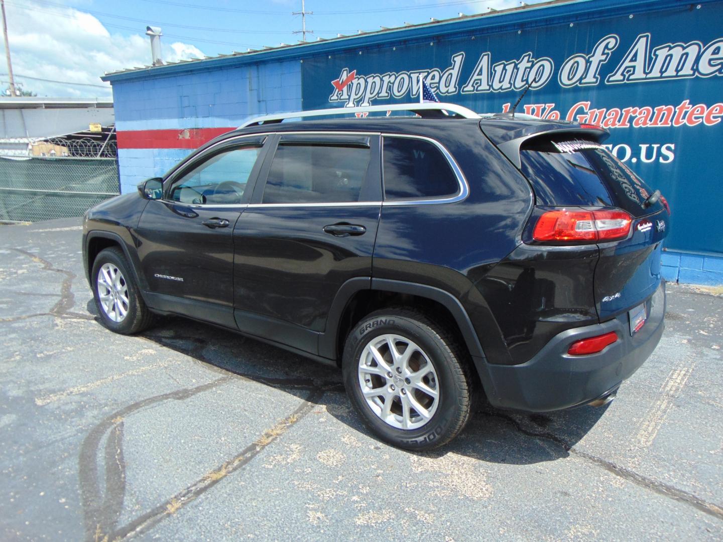 2015 Jeep Cherokee (1C4PJMCB0FW) , located at 2105 Dixie Hwy, Louisville, KY, 40210, (502) 772-3333, 38.220932, -85.795441 - Photo#6