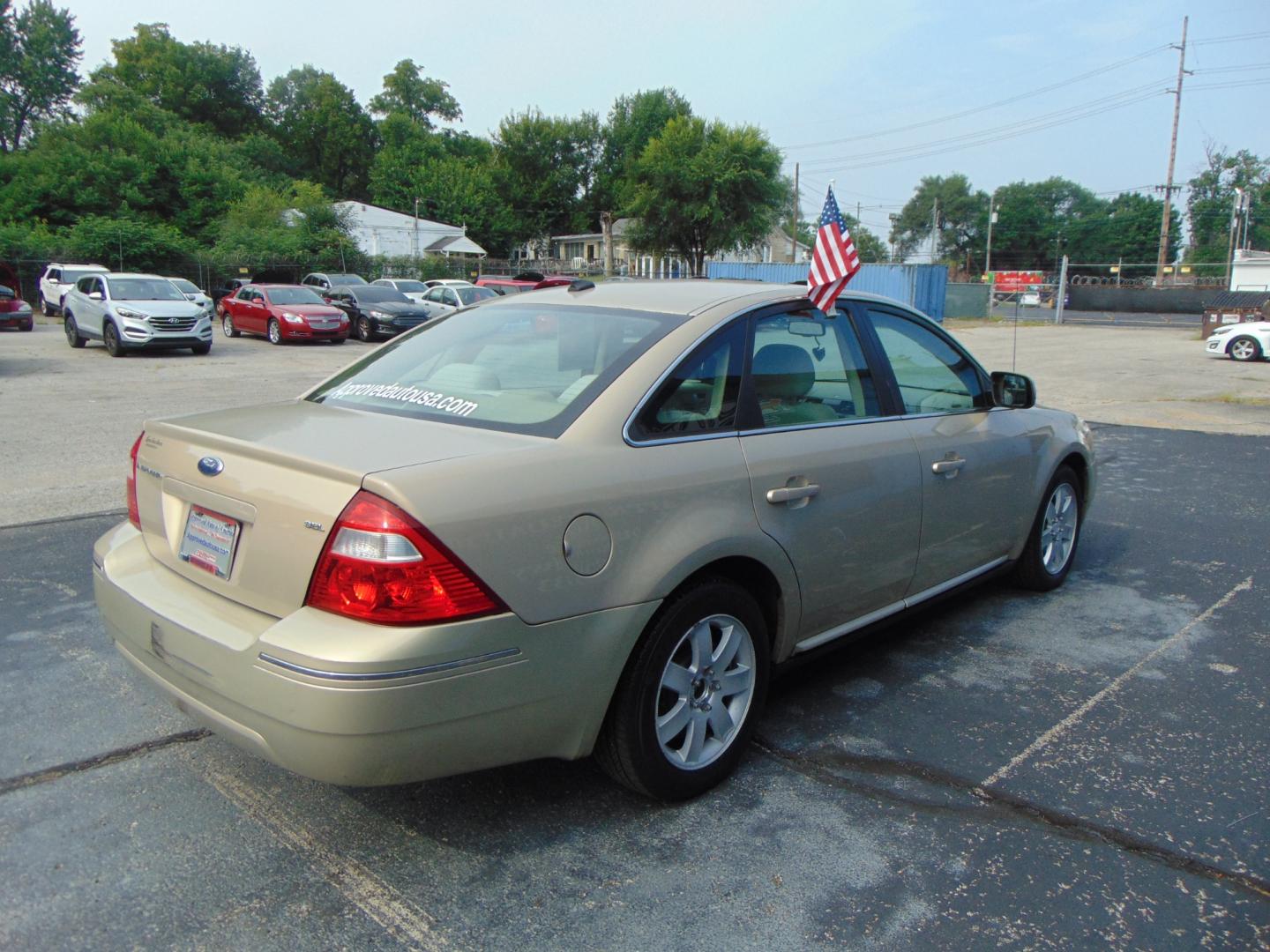 2007 Ford Five Hundred (1FAHP24127G) , located at 2105 Dixie Hwy, Louisville, KY, 40210, (502) 772-3333, 38.220932, -85.795441 - Photo#4