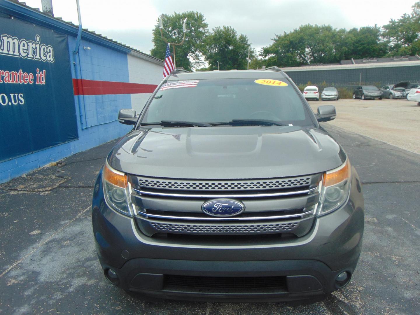 2014 Ford Explorer Limited FWD (1FM5K7F86EG) with an 3.5L V6 DOHC 24V engine, 6-Speed Automatic transmission, located at 2105 Dixie Hwy, Louisville, KY, 40210, (502) 772-3333, 38.220932, -85.795441 - Photo#2