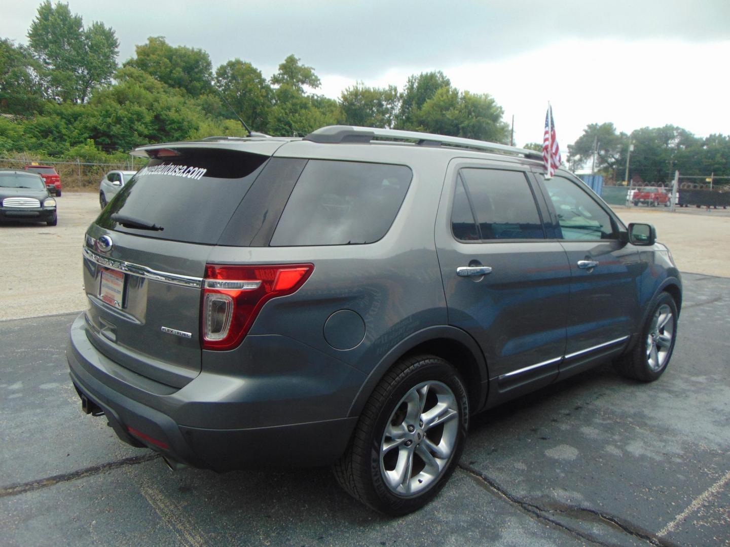 2014 Ford Explorer Limited FWD (1FM5K7F86EG) with an 3.5L V6 DOHC 24V engine, 6-Speed Automatic transmission, located at 2105 Dixie Hwy, Louisville, KY, 40210, (502) 772-3333, 38.220932, -85.795441 - Photo#4