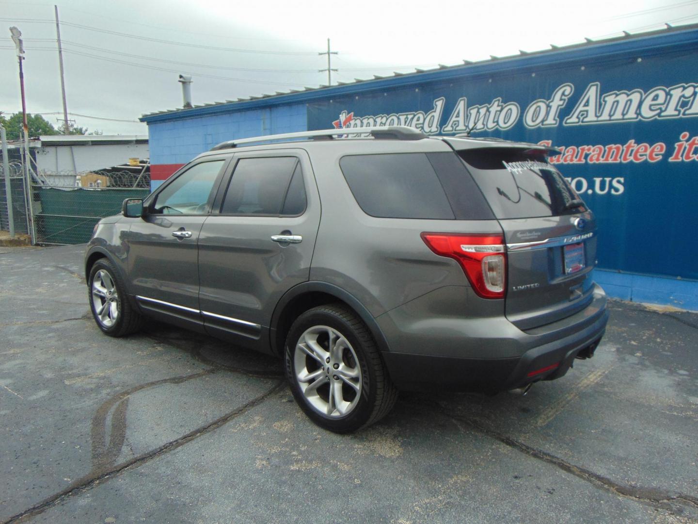 2014 Ford Explorer Limited FWD (1FM5K7F86EG) with an 3.5L V6 DOHC 24V engine, 6-Speed Automatic transmission, located at 2105 Dixie Hwy, Louisville, KY, 40210, (502) 772-3333, 38.220932, -85.795441 - Photo#6