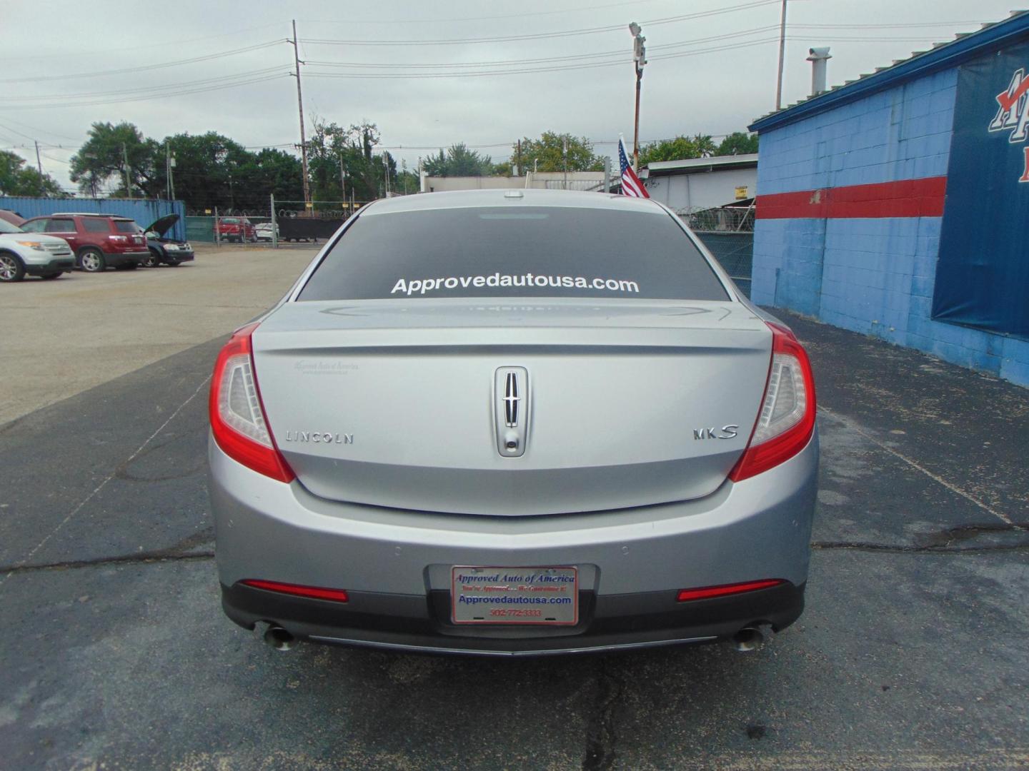 2013 Lincoln MKS FWD (1LNHL9DK8DG) with an 3.5L V6 DOHC 24V engine, 6-Speed Automatic transmission, located at 2105 Dixie Hwy, Louisville, KY, 40210, (502) 772-3333, 38.220932, -85.795441 - Photo#7