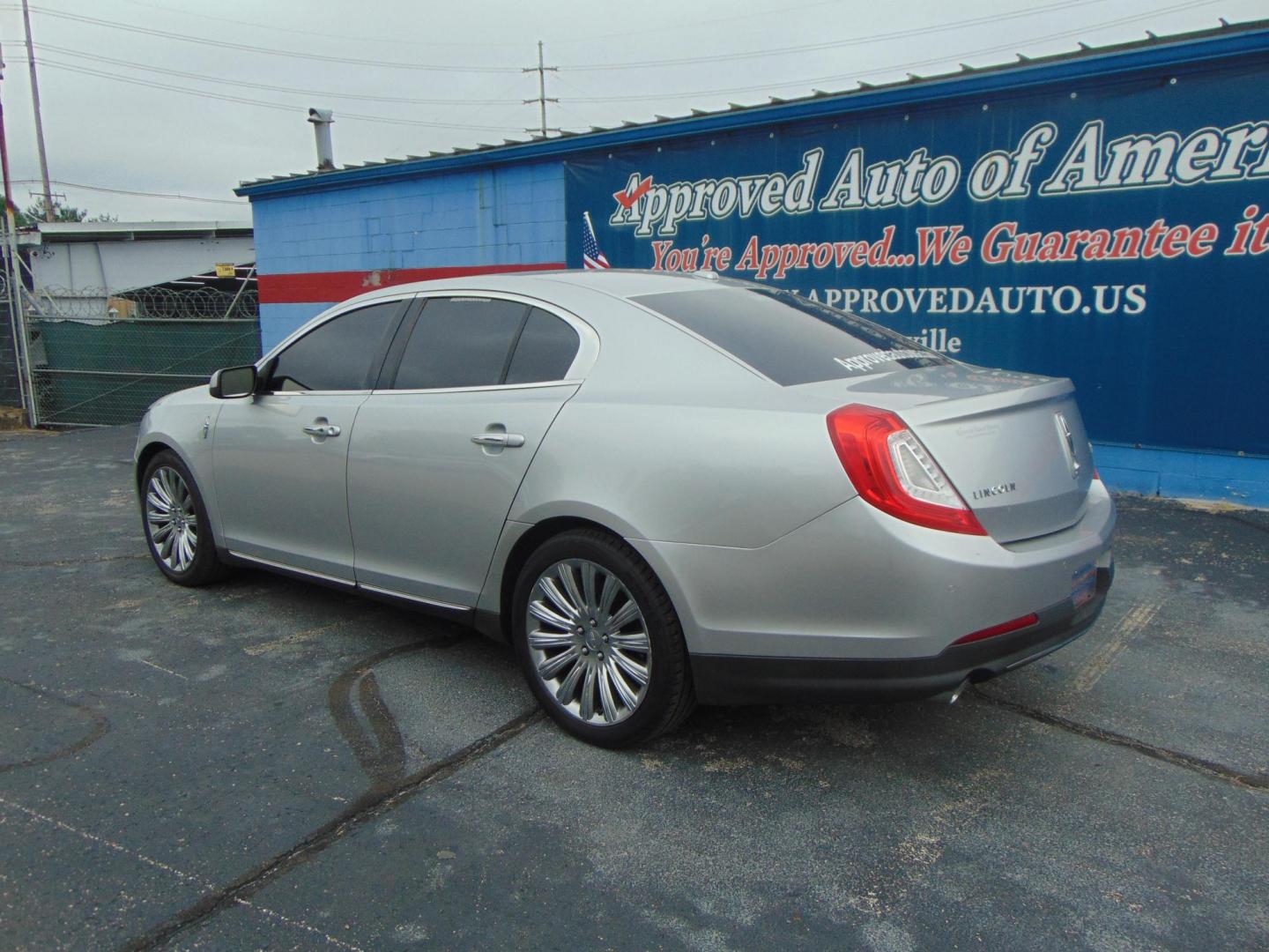 2013 Lincoln MKS FWD (1LNHL9DK8DG) with an 3.5L V6 DOHC 24V engine, 6-Speed Automatic transmission, located at 2105 Dixie Hwy, Louisville, KY, 40210, (502) 772-3333, 38.220932, -85.795441 - Photo#8