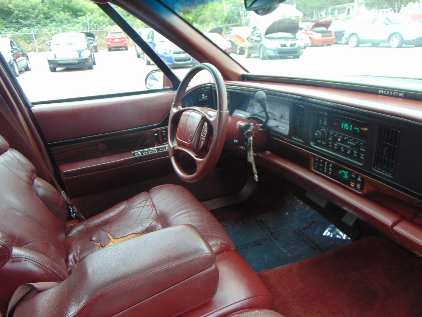 1998 Buick LeSabre Limited (1G4HR52K0WH) with an 3.8L V6 OHV 12V engine, 4-Speed Automatic Overdrive transmission, located at 2105 Dixie Hwy, Louisville, KY, 40210, (502) 772-3333, 38.220932, -85.795441 - Photo#7