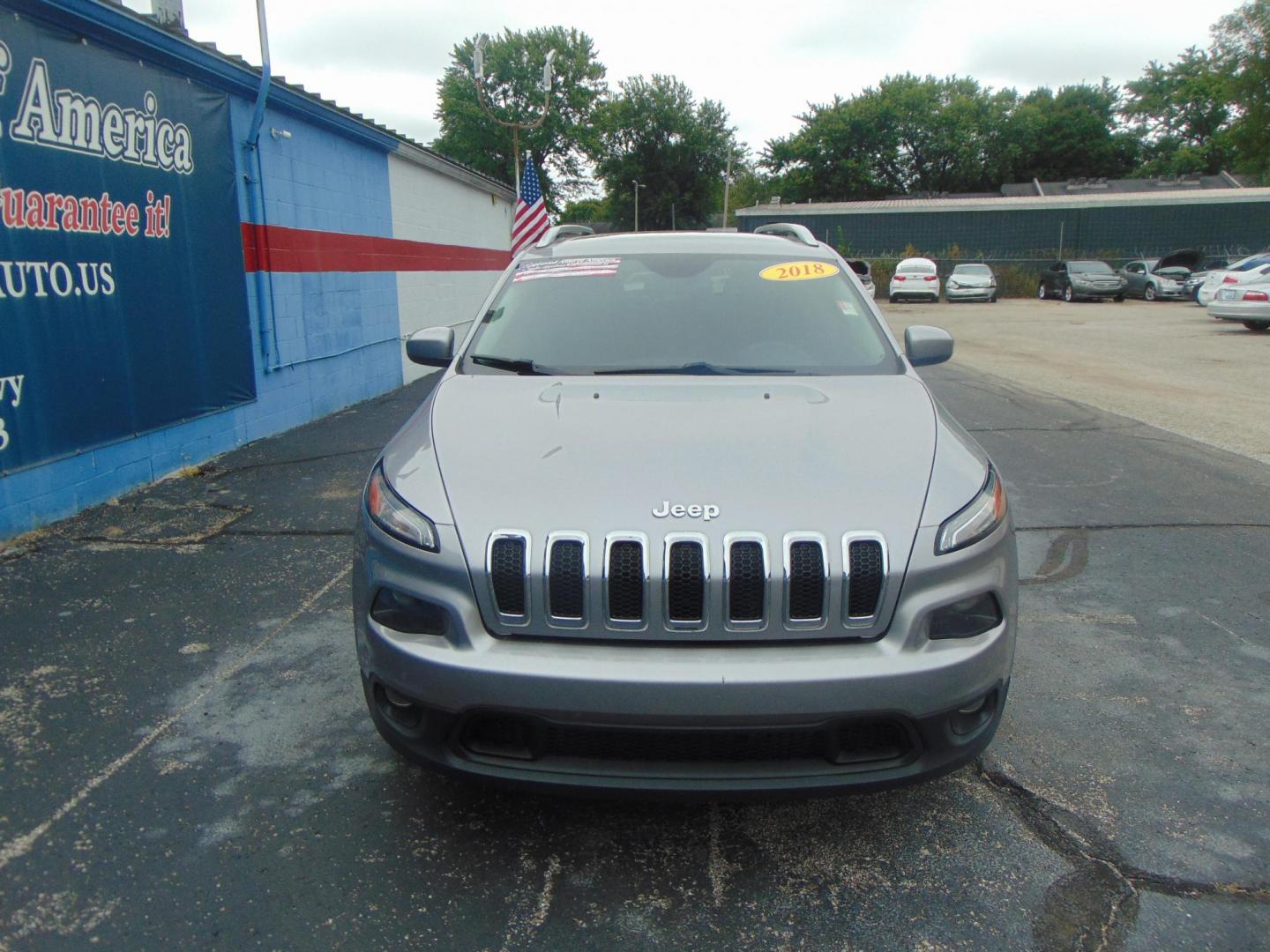 2018 Jeep Cherokee Latitude FWD (1C4PJLCB6JD) with an 2.4L L4 DOHC 16V engine, 9A transmission, located at 2105 Dixie Hwy, Louisville, KY, 40210, (502) 772-3333, 38.220932, -85.795441 - Photo#1