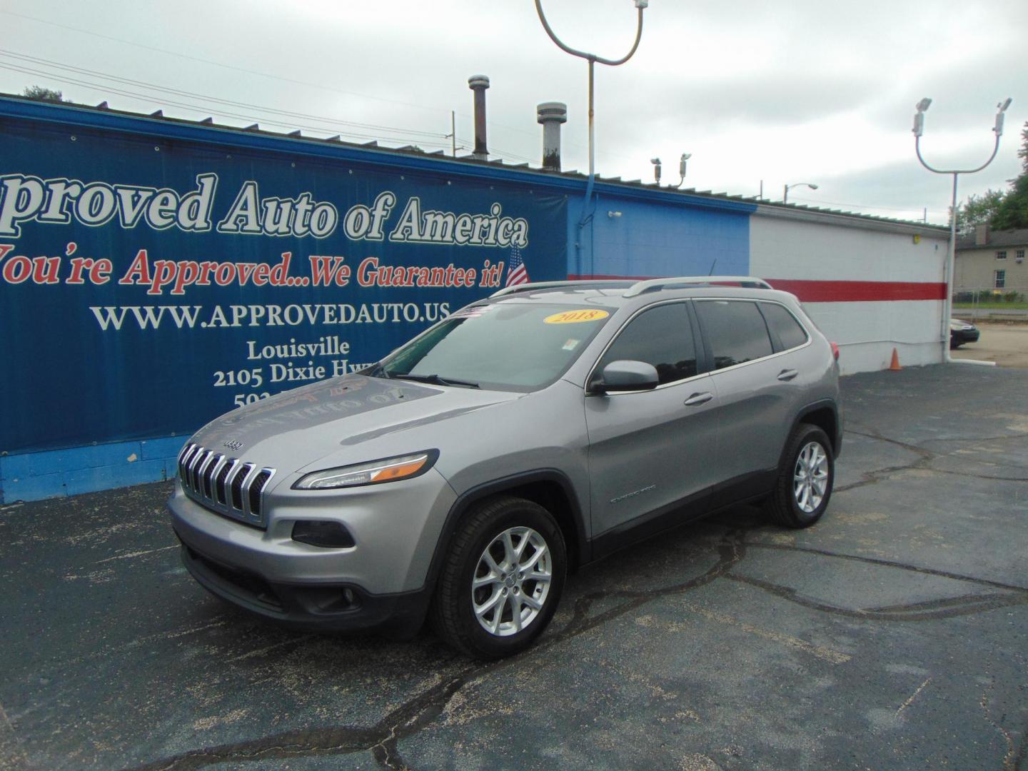 2018 Jeep Cherokee Latitude FWD (1C4PJLCB6JD) with an 2.4L L4 DOHC 16V engine, 9A transmission, located at 2105 Dixie Hwy, Louisville, KY, 40210, (502) 772-3333, 38.220932, -85.795441 - Photo#2