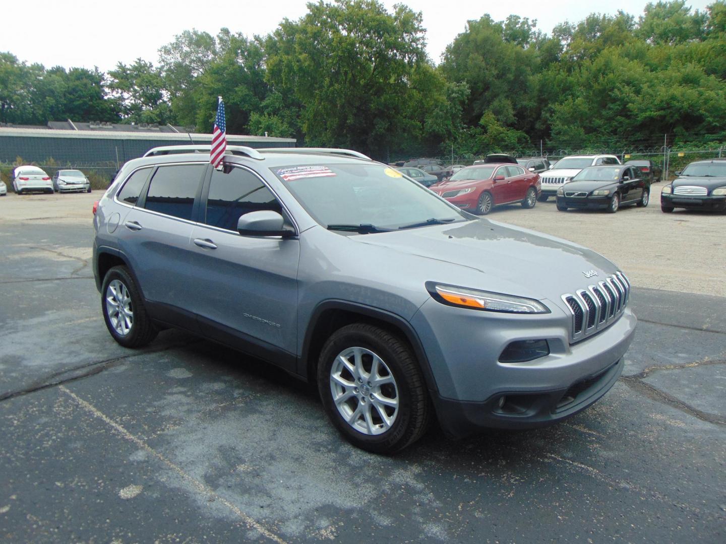 2018 Jeep Cherokee Latitude FWD (1C4PJLCB6JD) with an 2.4L L4 DOHC 16V engine, 9A transmission, located at 2105 Dixie Hwy, Louisville, KY, 40210, (502) 772-3333, 38.220932, -85.795441 - Photo#3