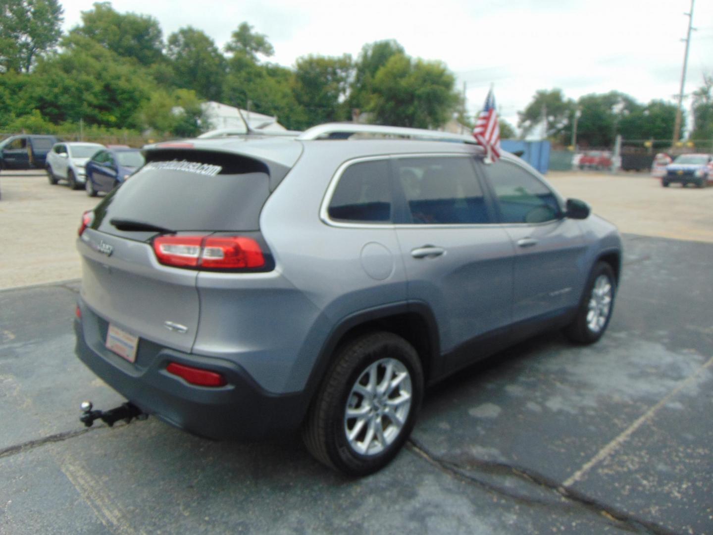 2018 Jeep Cherokee Latitude FWD (1C4PJLCB6JD) with an 2.4L L4 DOHC 16V engine, 9A transmission, located at 2105 Dixie Hwy, Louisville, KY, 40210, (502) 772-3333, 38.220932, -85.795441 - Photo#4