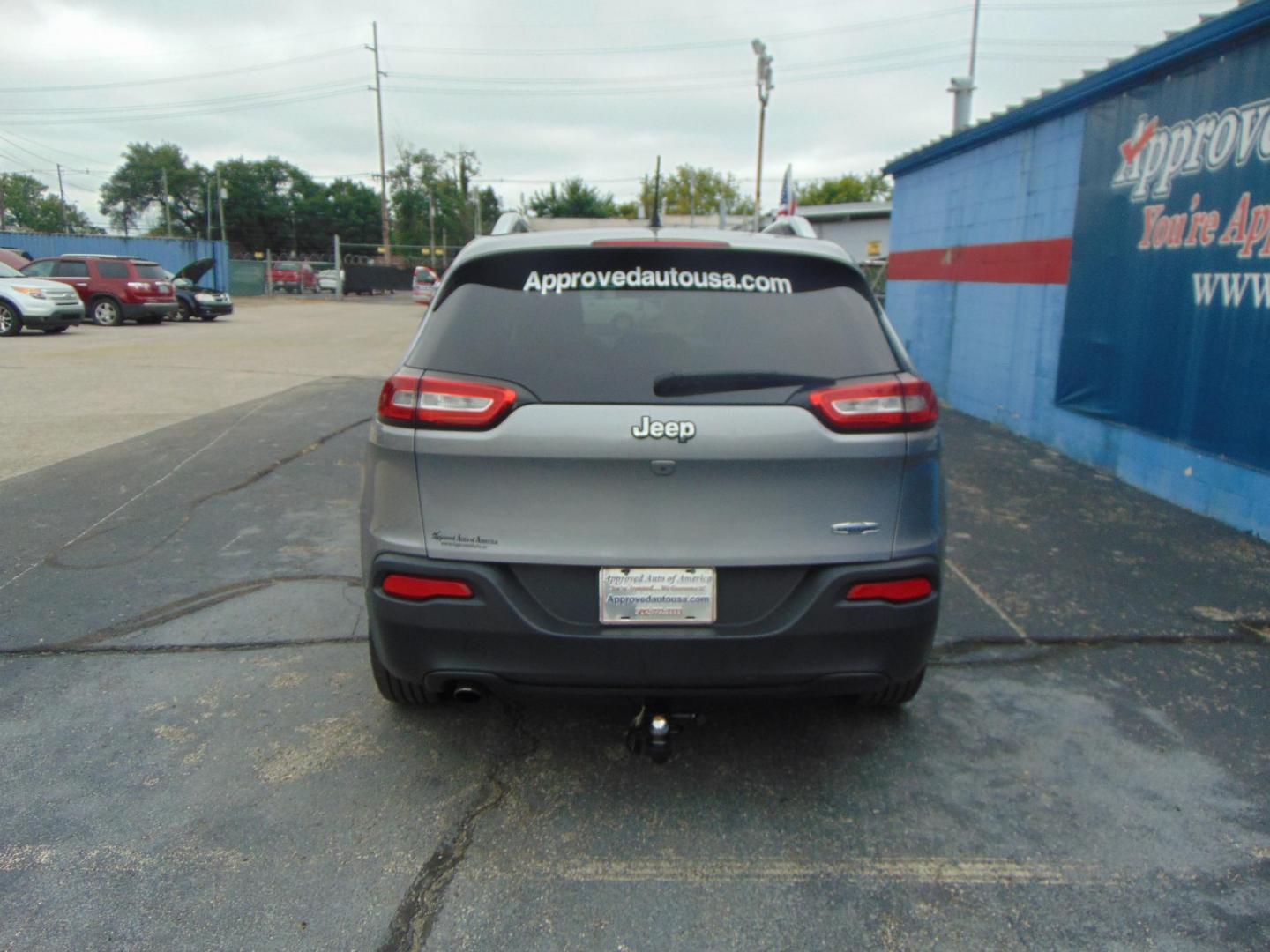 2018 Jeep Cherokee Latitude FWD (1C4PJLCB6JD) with an 2.4L L4 DOHC 16V engine, 9A transmission, located at 2105 Dixie Hwy, Louisville, KY, 40210, (502) 772-3333, 38.220932, -85.795441 - Photo#5