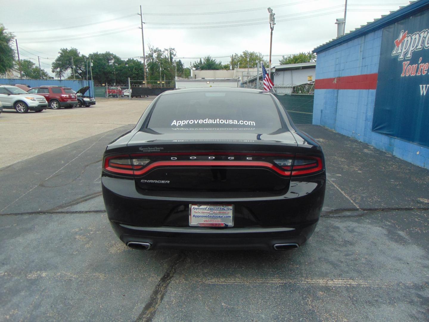 2017 Dodge Charger SE (2C3CDXBG5HH) with an 3.6L V6 DOHC 24V engine, 8A transmission, located at 2105 Dixie Hwy, Louisville, KY, 40210, (502) 772-3333, 38.220932, -85.795441 - Photo#4