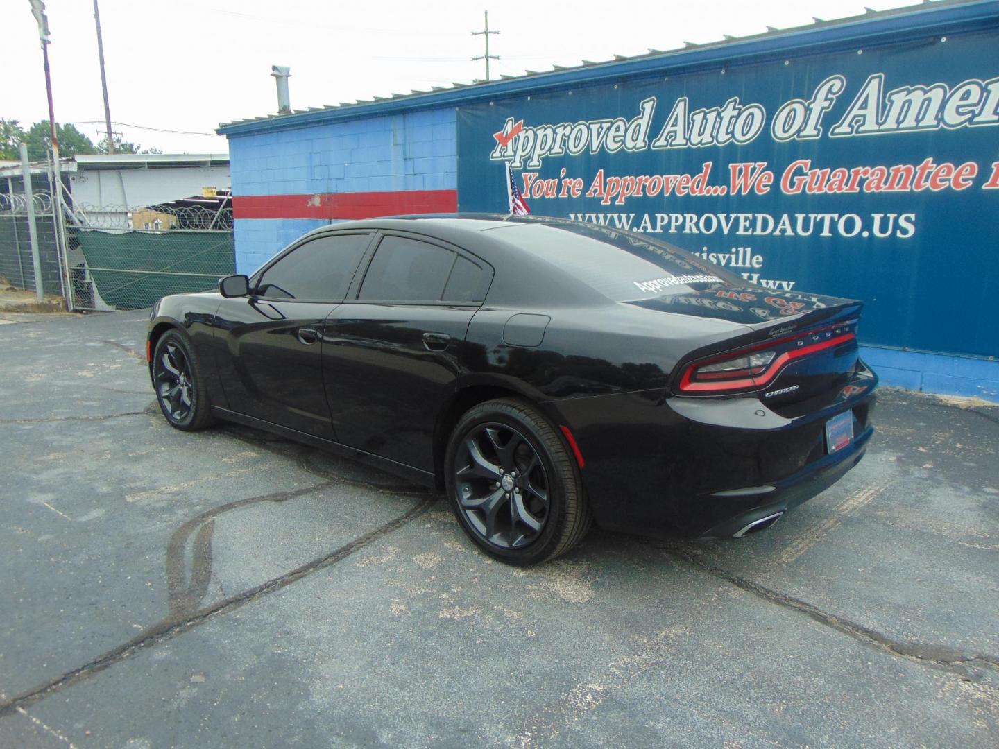 2017 Dodge Charger SE (2C3CDXBG5HH) with an 3.6L V6 DOHC 24V engine, 8A transmission, located at 2105 Dixie Hwy, Louisville, KY, 40210, (502) 772-3333, 38.220932, -85.795441 - Photo#6