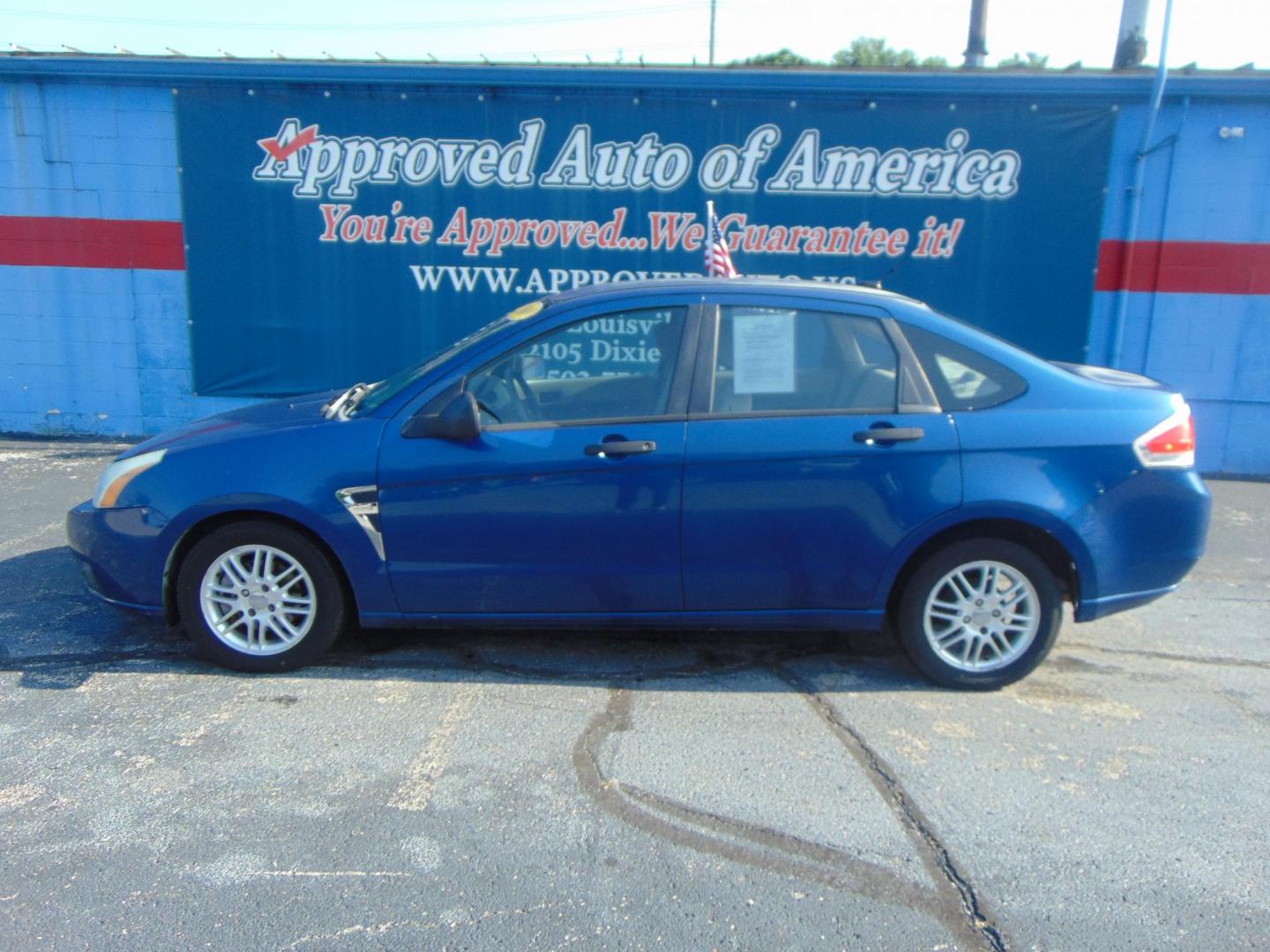 2008 Ford Focus SES Sedan (1FAHP35N28W) with an 2.0L L4 DOHC 16V engine, located at 2105 Dixie Hwy, Louisville, KY, 40210, (502) 772-3333, 38.220932, -85.795441 - Photo#0