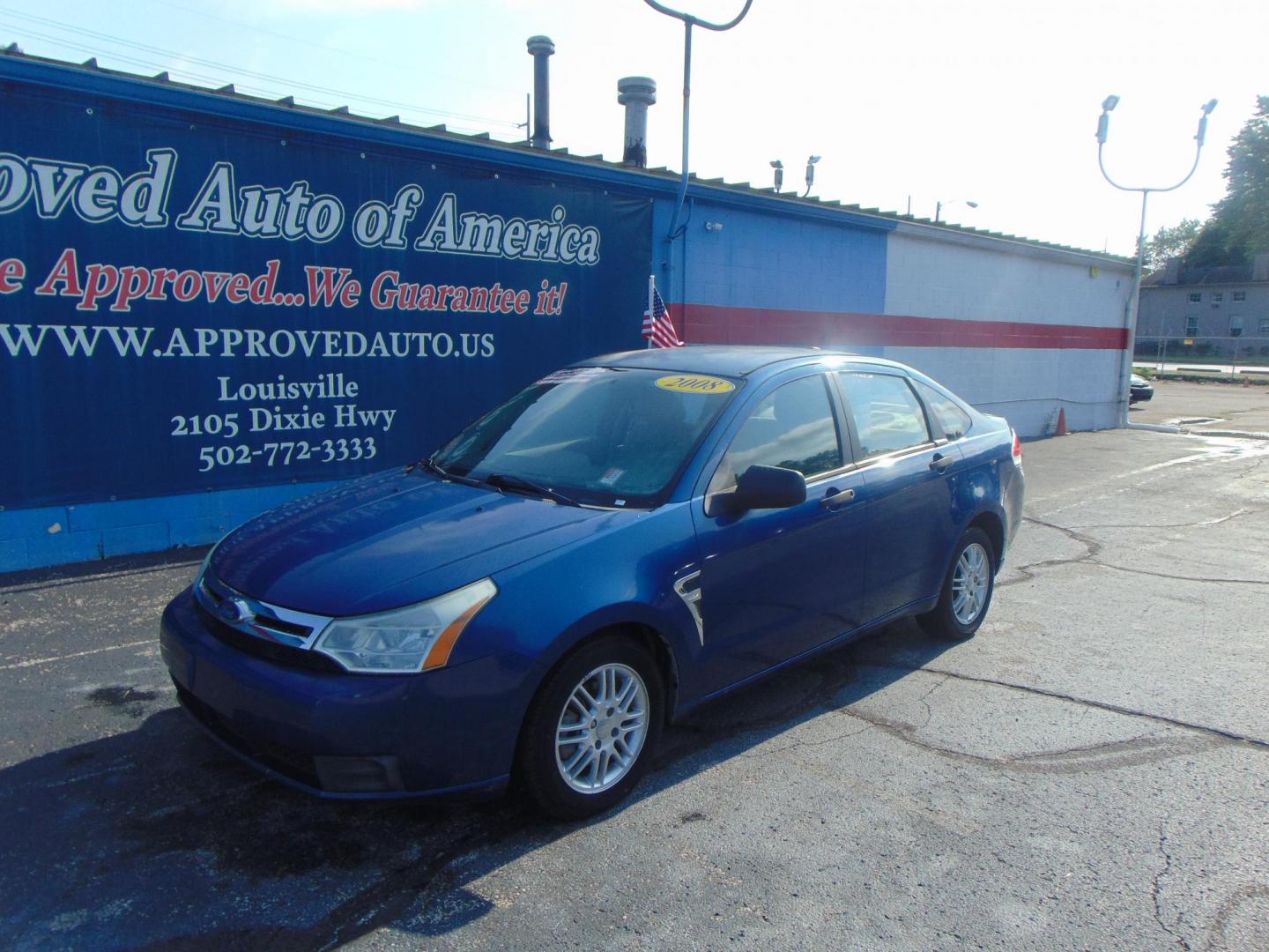 2008 Ford Focus SES Sedan (1FAHP35N28W) with an 2.0L L4 DOHC 16V engine, located at 2105 Dixie Hwy, Louisville, KY, 40210, (502) 772-3333, 38.220932, -85.795441 - Photo#1