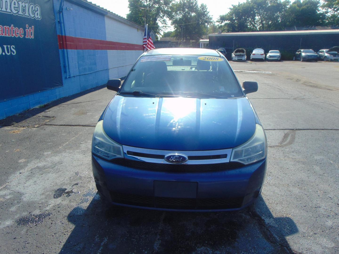 2008 Ford Focus SES Sedan (1FAHP35N28W) with an 2.0L L4 DOHC 16V engine, located at 2105 Dixie Hwy, Louisville, KY, 40210, (502) 772-3333, 38.220932, -85.795441 - Photo#2