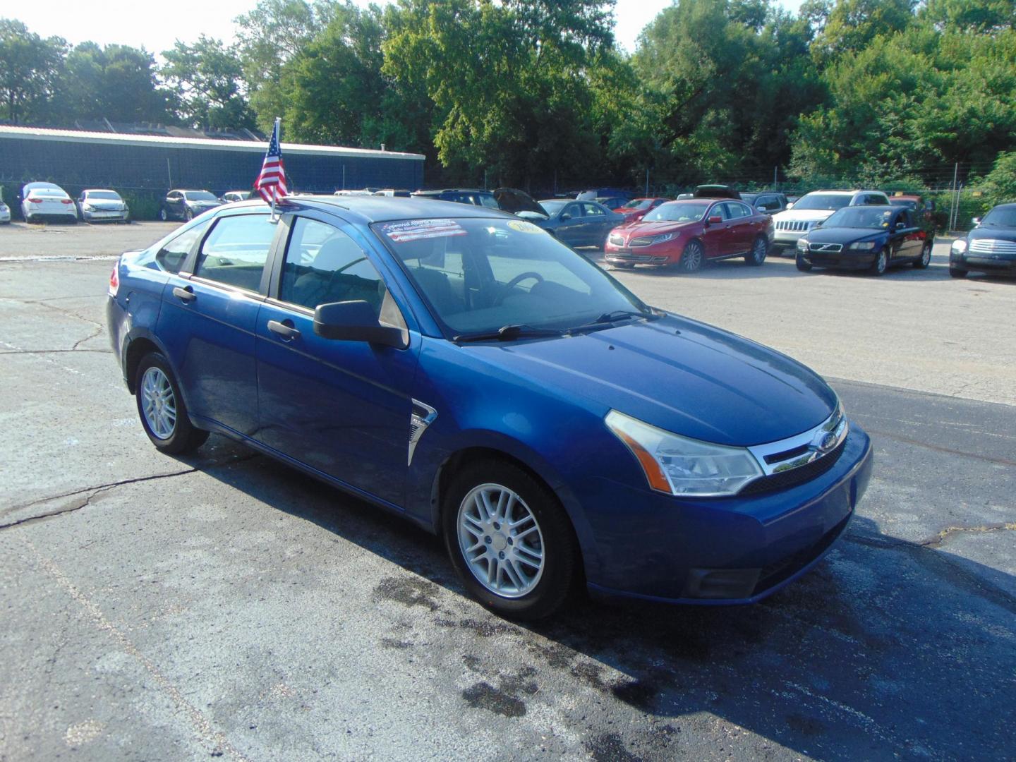 2008 Ford Focus SES Sedan (1FAHP35N28W) with an 2.0L L4 DOHC 16V engine, located at 2105 Dixie Hwy, Louisville, KY, 40210, (502) 772-3333, 38.220932, -85.795441 - Photo#3