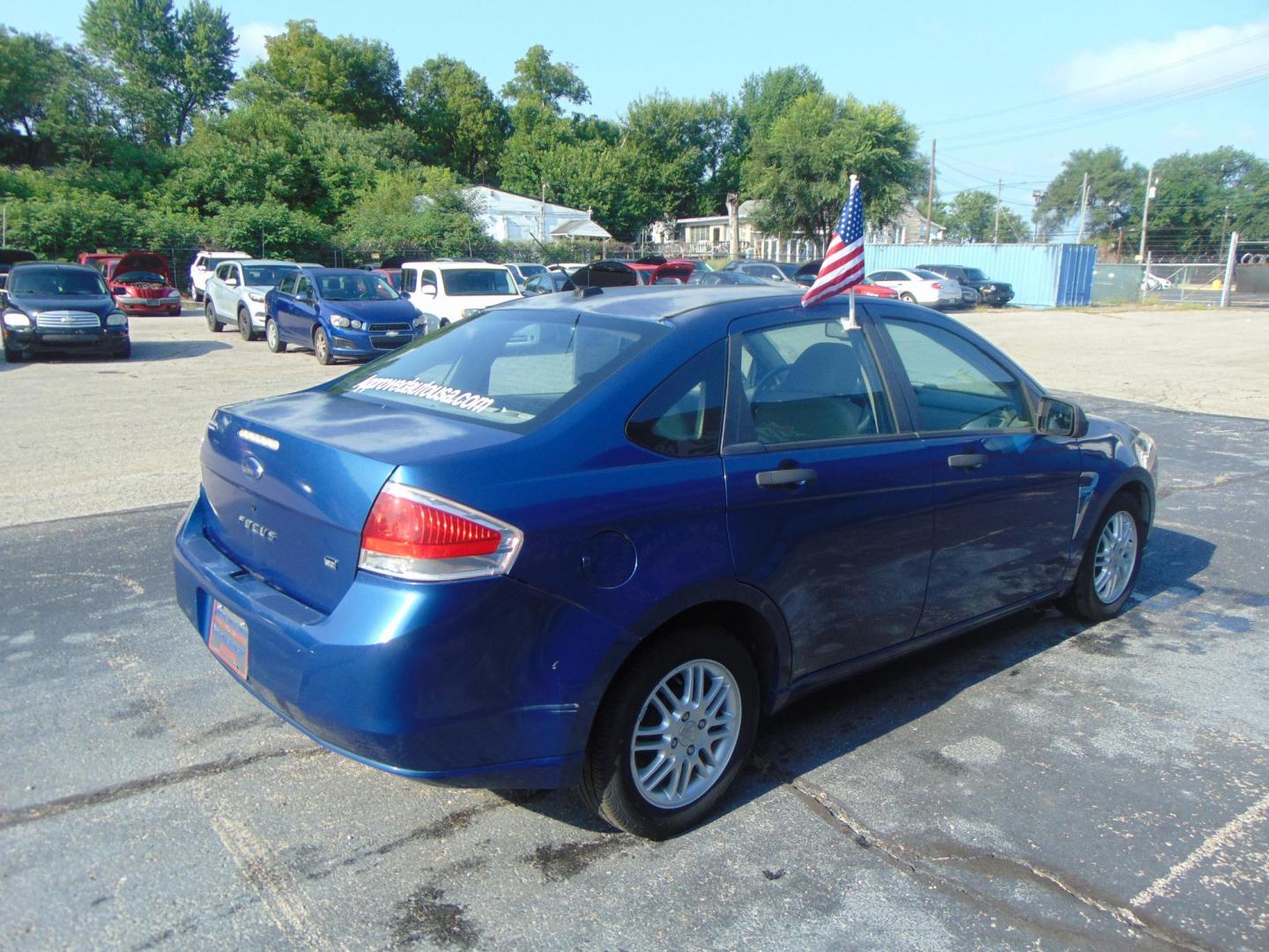 2008 Ford Focus SES Sedan (1FAHP35N28W) with an 2.0L L4 DOHC 16V engine, located at 2105 Dixie Hwy, Louisville, KY, 40210, (502) 772-3333, 38.220932, -85.795441 - Photo#4