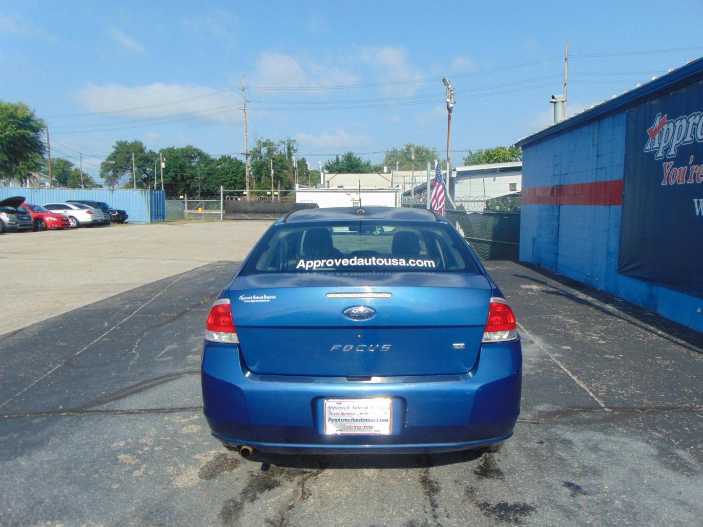 2008 Ford Focus SES Sedan (1FAHP35N28W) with an 2.0L L4 DOHC 16V engine, located at 2105 Dixie Hwy, Louisville, KY, 40210, (502) 772-3333, 38.220932, -85.795441 - Photo#5