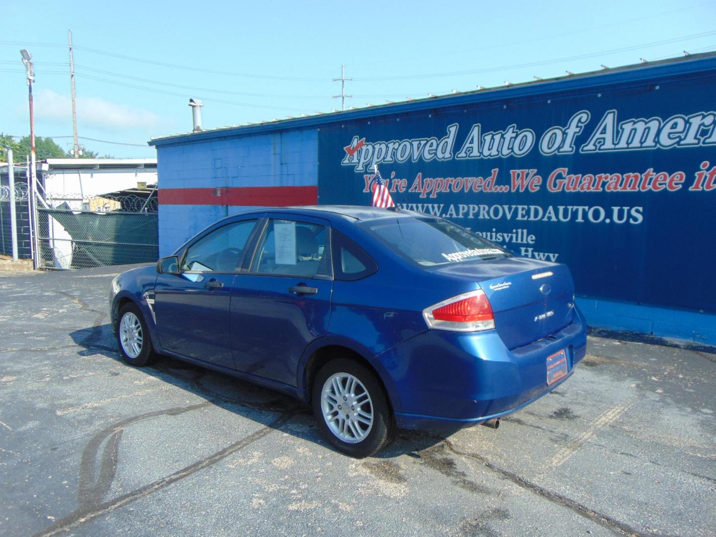 2008 Ford Focus SES Sedan (1FAHP35N28W) with an 2.0L L4 DOHC 16V engine, located at 2105 Dixie Hwy, Louisville, KY, 40210, (502) 772-3333, 38.220932, -85.795441 - Photo#6