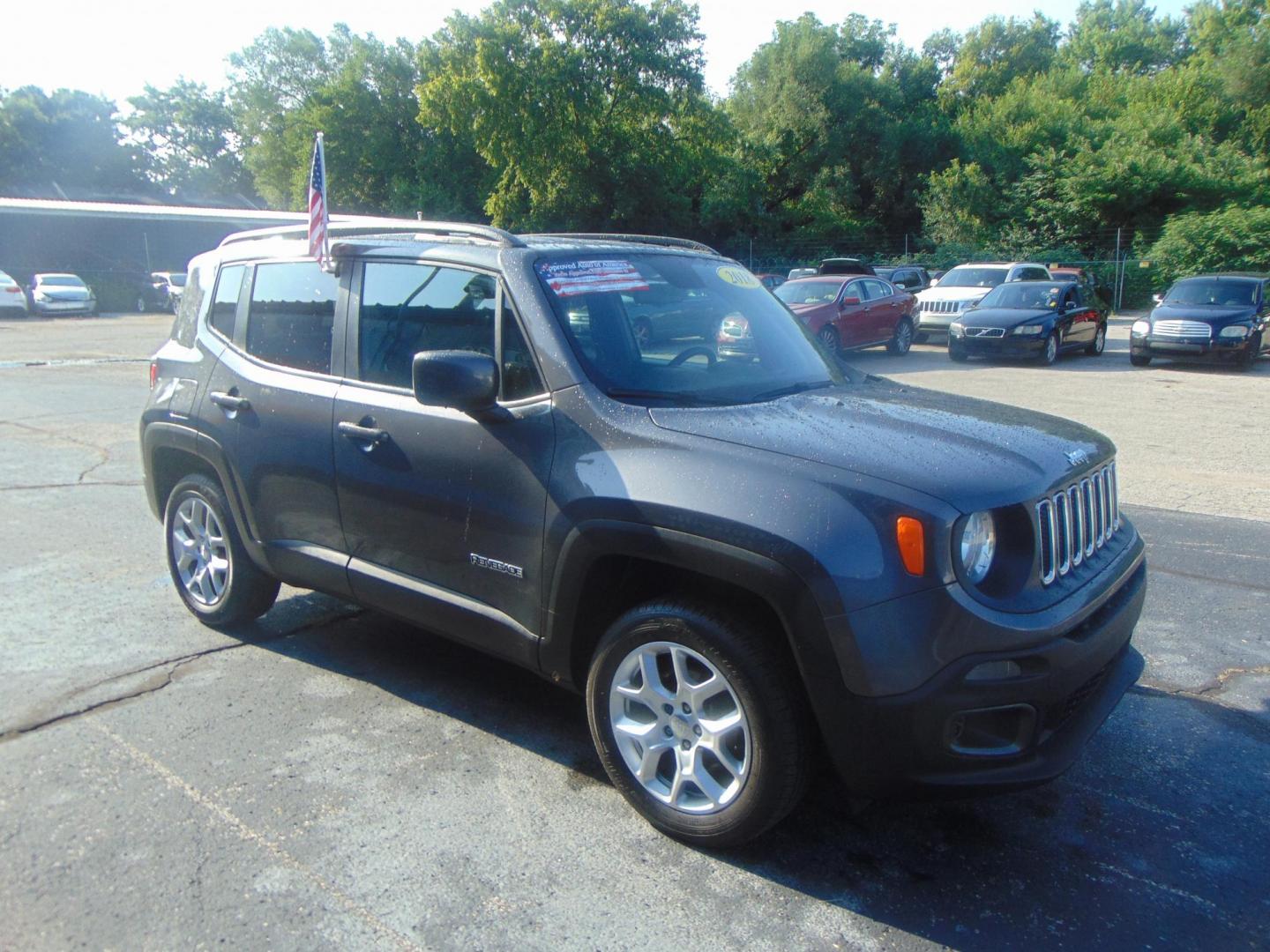 2018 Jeep Renegade Latitude 4WD (ZACCJBBB4JP) with an 2.4L L4 DOHC 16V engine, 6M transmission, located at 2105 Dixie Hwy, Louisville, KY, 40210, (502) 772-3333, 38.220932, -85.795441 - Photo#3