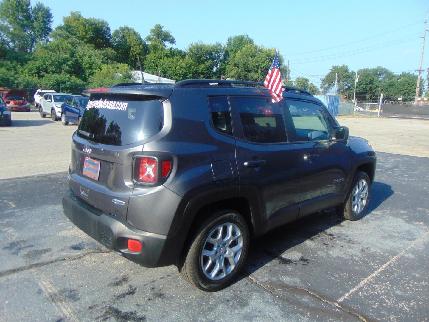 2018 Jeep Renegade Latitude 4WD (ZACCJBBB4JP) with an 2.4L L4 DOHC 16V engine, 6M transmission, located at 2105 Dixie Hwy, Louisville, KY, 40210, (502) 772-3333, 38.220932, -85.795441 - Photo#4