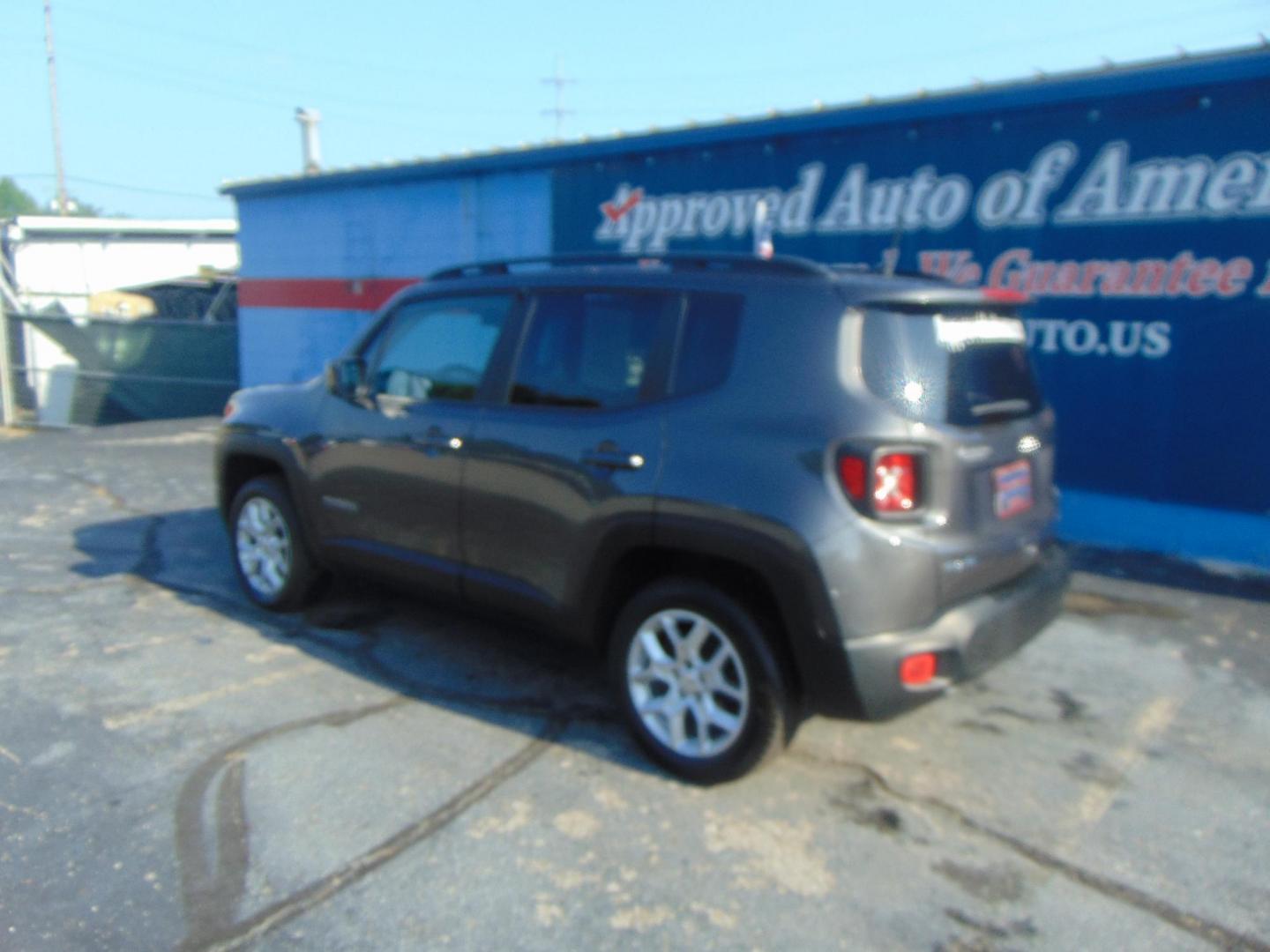 2018 Jeep Renegade Latitude 4WD (ZACCJBBB4JP) with an 2.4L L4 DOHC 16V engine, 6M transmission, located at 2105 Dixie Hwy, Louisville, KY, 40210, (502) 772-3333, 38.220932, -85.795441 - Photo#6