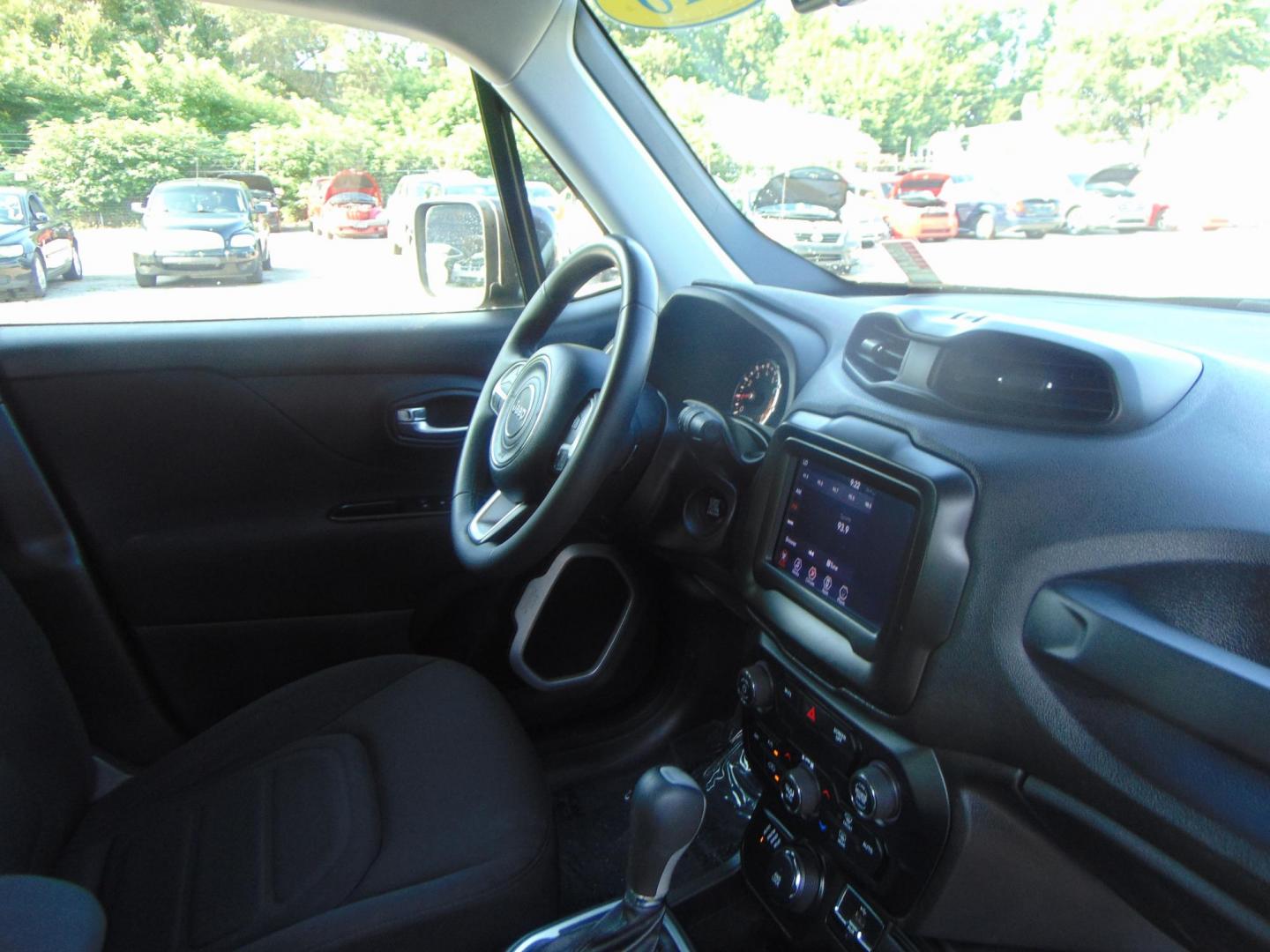 2018 Jeep Renegade Latitude 4WD (ZACCJBBB4JP) with an 2.4L L4 DOHC 16V engine, 6M transmission, located at 2105 Dixie Hwy, Louisville, KY, 40210, (502) 772-3333, 38.220932, -85.795441 - Photo#7