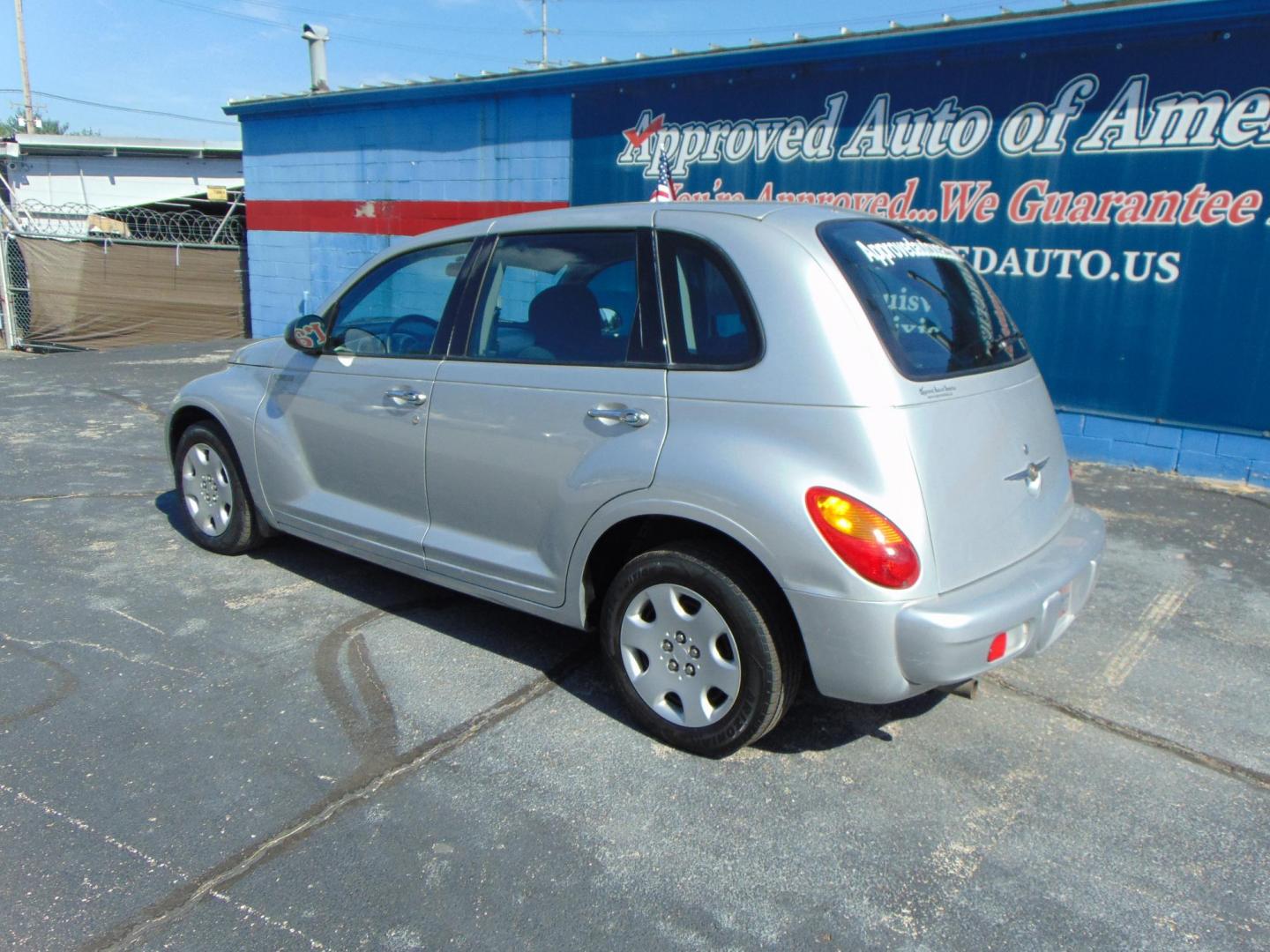 2005 Chrysler PT Cruiser Base (3C4FY48B55T) with an 2.4L L4 DOHC 16V engine, located at 2105 Dixie Hwy, Louisville, KY, 40210, (502) 772-3333, 38.220932, -85.795441 - Photo#6