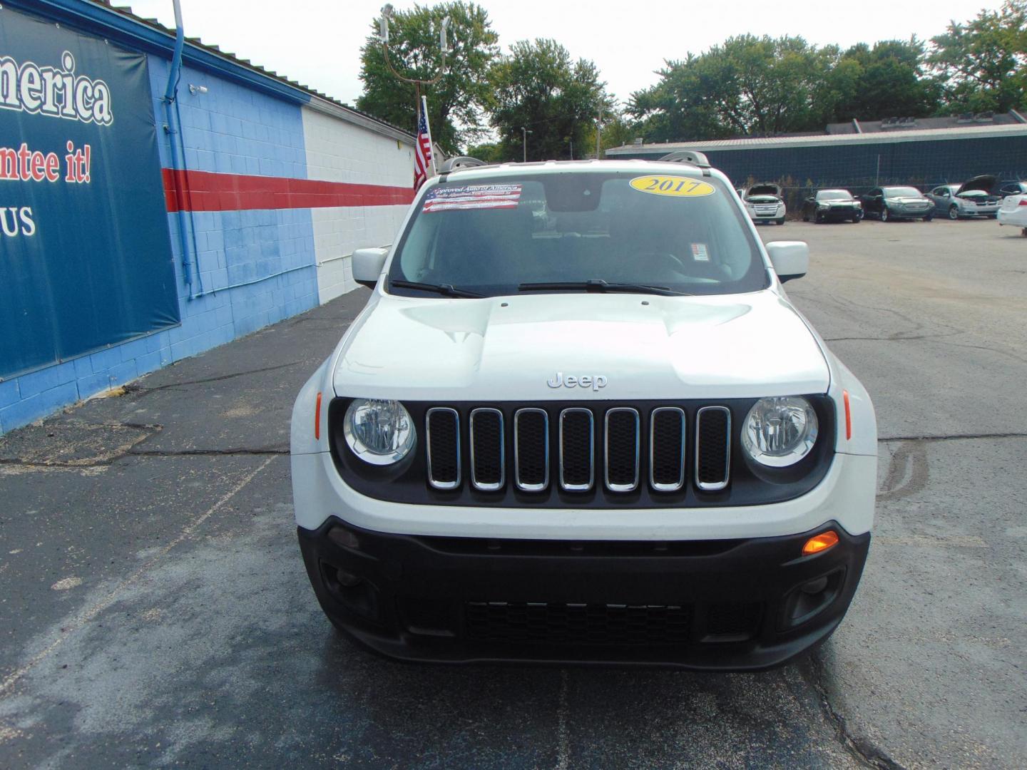 2017 Jeep Renegade Latitude 4WD (ZACCJBBB3HP) with an 2.4L L4 DOHC 16V engine, 6M transmission, located at 2105 Dixie Hwy, Louisville, KY, 40210, (502) 772-3333, 38.220932, -85.795441 - Photo#2