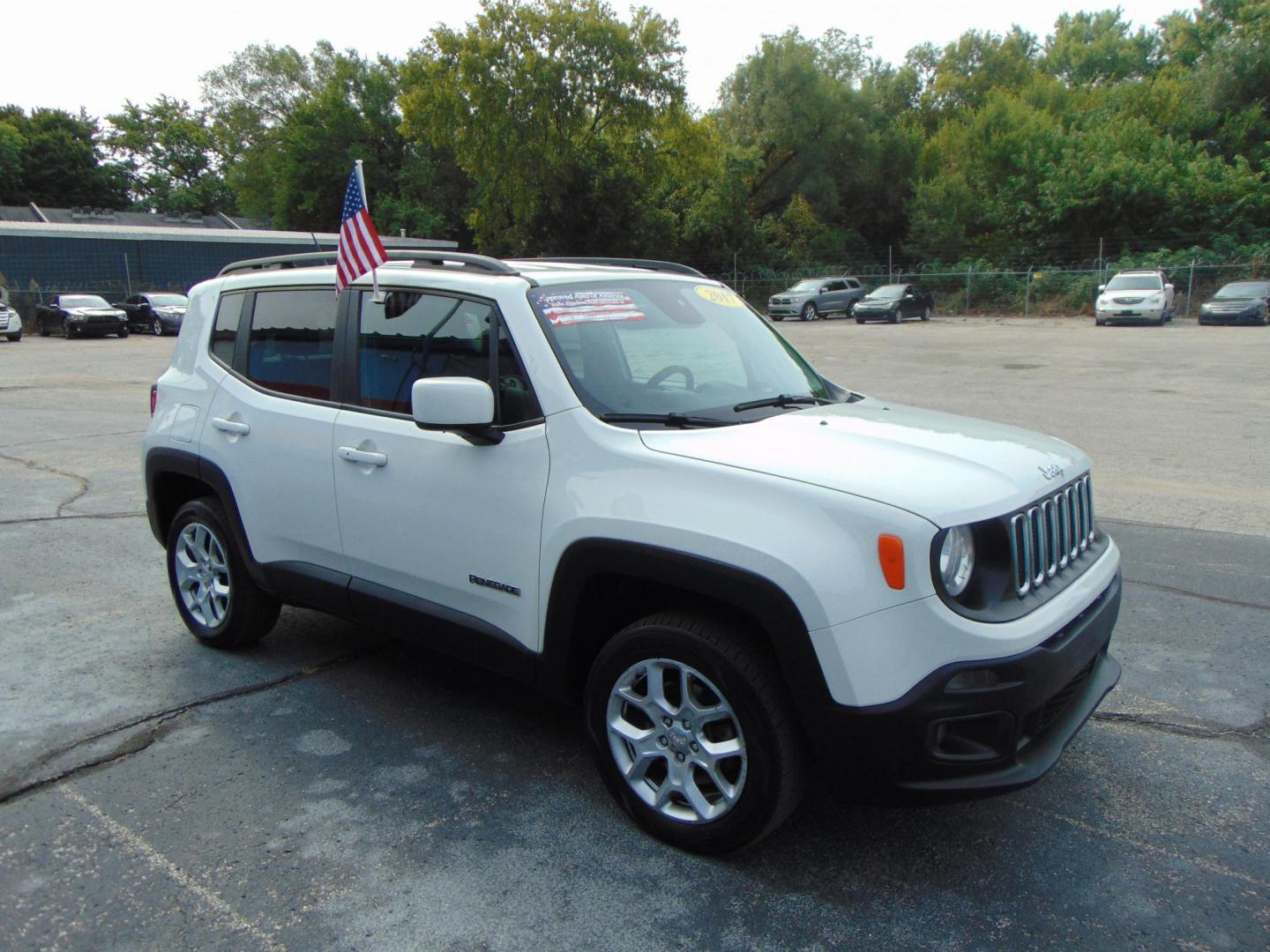 2017 Jeep Renegade Latitude 4WD (ZACCJBBB3HP) with an 2.4L L4 DOHC 16V engine, 6M transmission, located at 2105 Dixie Hwy, Louisville, KY, 40210, (502) 772-3333, 38.220932, -85.795441 - Photo#3