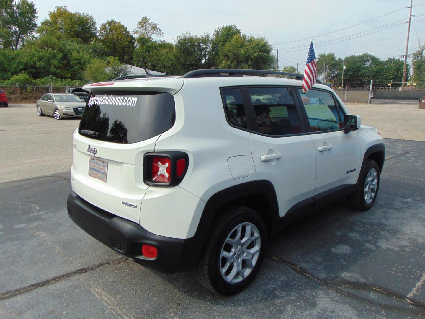 2017 Jeep Renegade Latitude 4WD (ZACCJBBB3HP) with an 2.4L L4 DOHC 16V engine, 6M transmission, located at 2105 Dixie Hwy, Louisville, KY, 40210, (502) 772-3333, 38.220932, -85.795441 - Photo#4