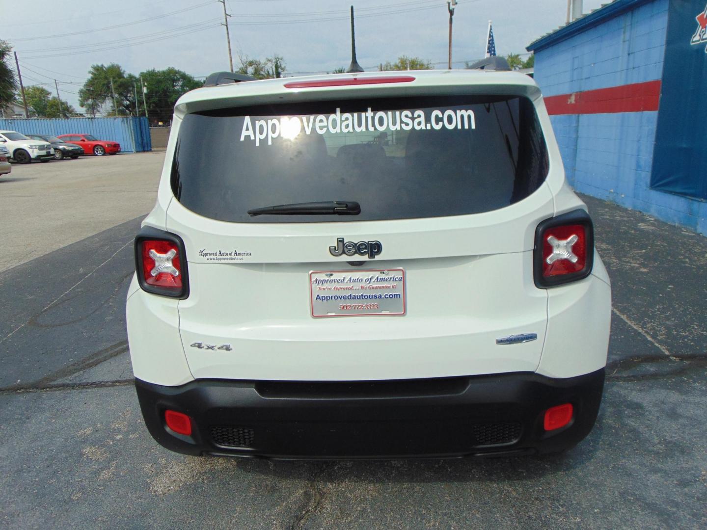 2017 Jeep Renegade Latitude 4WD (ZACCJBBB3HP) with an 2.4L L4 DOHC 16V engine, 6M transmission, located at 2105 Dixie Hwy, Louisville, KY, 40210, (502) 772-3333, 38.220932, -85.795441 - Photo#5