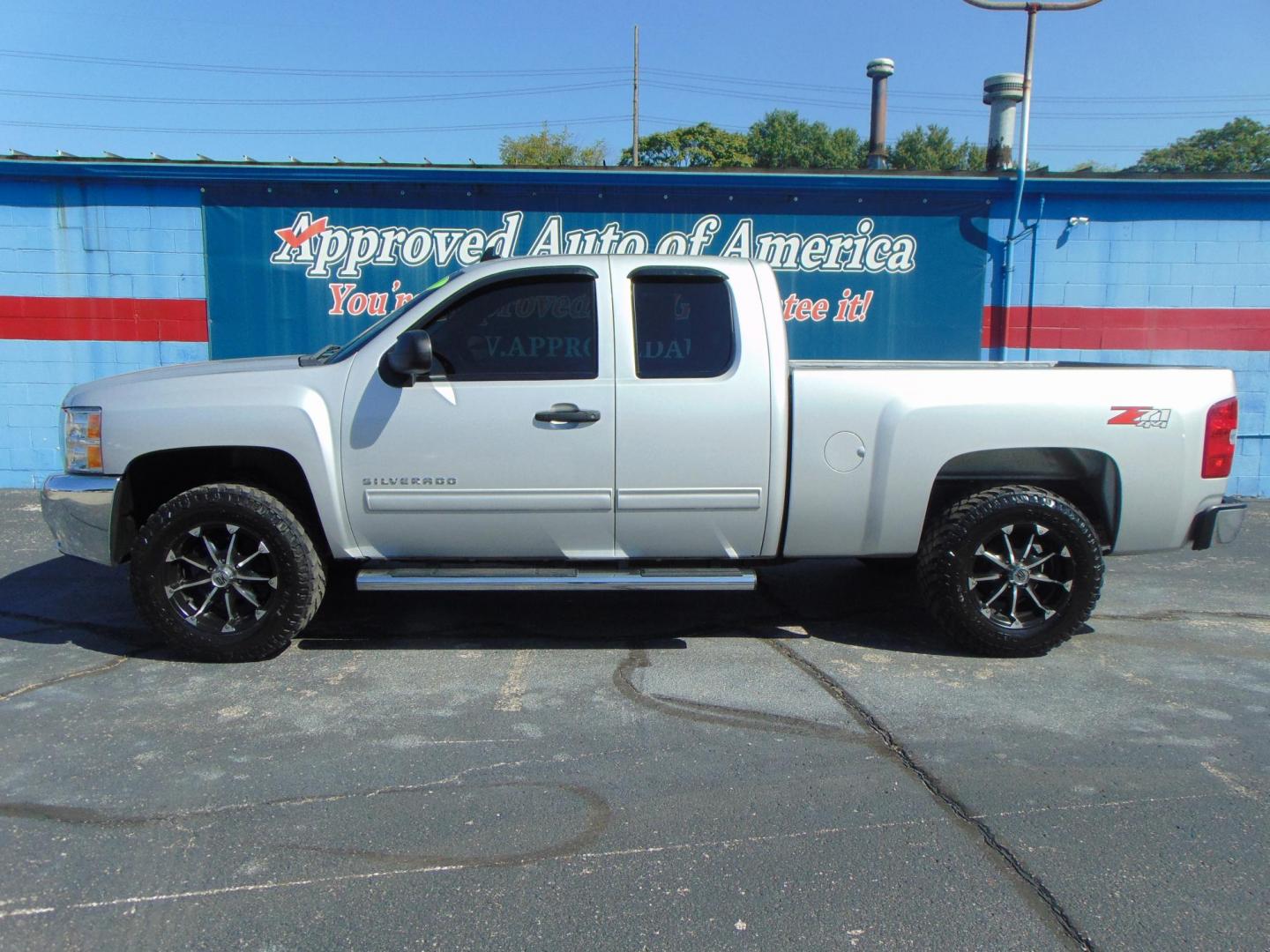 2013 Chevrolet Silverado 1500 LT Ext. Cab Long Box 4WD (1GCRKSE72DZ) with an 5.3L V8 OHV 16V FFV engine, 6-Speed Automatic transmission, located at 2105 Dixie Hwy, Louisville, KY, 40210, (502) 772-3333, 38.220932, -85.795441 - Photo#0