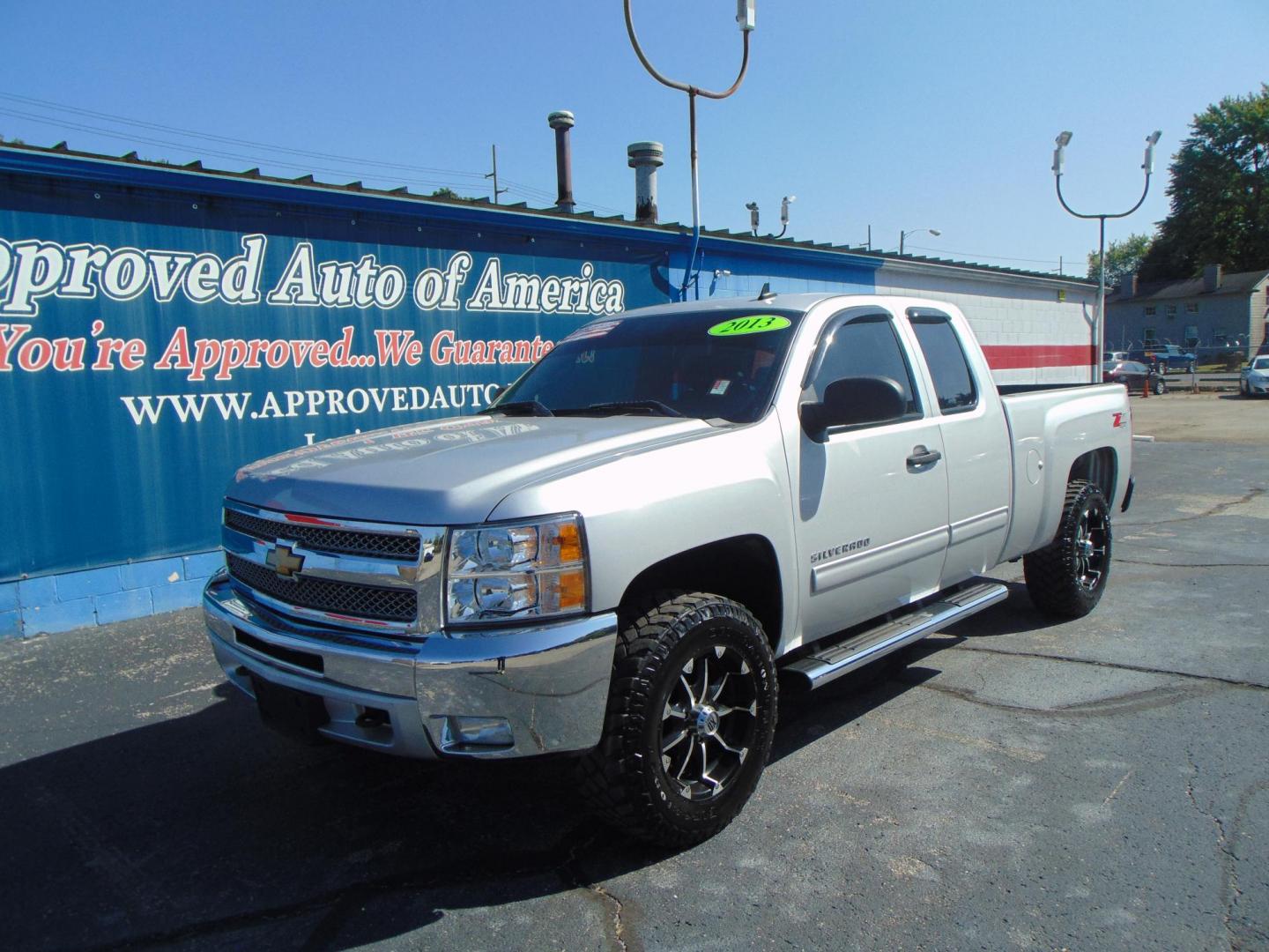 2013 Chevrolet Silverado 1500 LT Ext. Cab Long Box 4WD (1GCRKSE72DZ) with an 5.3L V8 OHV 16V FFV engine, 6-Speed Automatic transmission, located at 2105 Dixie Hwy, Louisville, KY, 40210, (502) 772-3333, 38.220932, -85.795441 - Photo#1