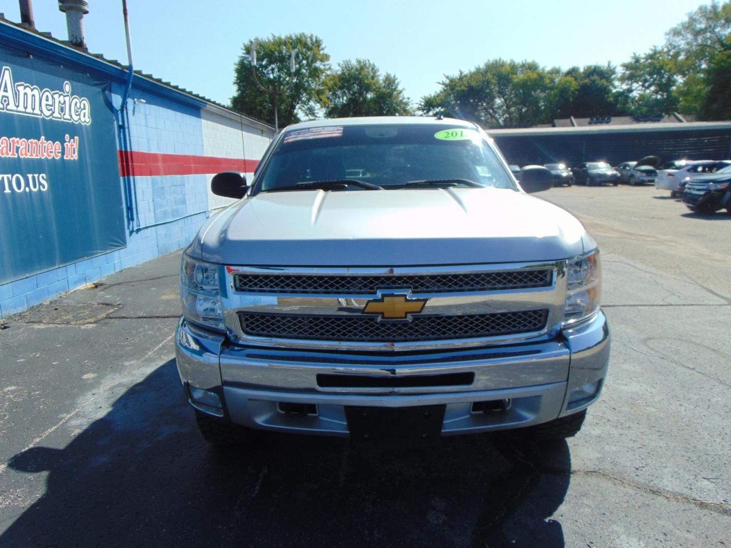 2013 Chevrolet Silverado 1500 LT Ext. Cab Long Box 4WD (1GCRKSE72DZ) with an 5.3L V8 OHV 16V FFV engine, 6-Speed Automatic transmission, located at 2105 Dixie Hwy, Louisville, KY, 40210, (502) 772-3333, 38.220932, -85.795441 - Photo#2