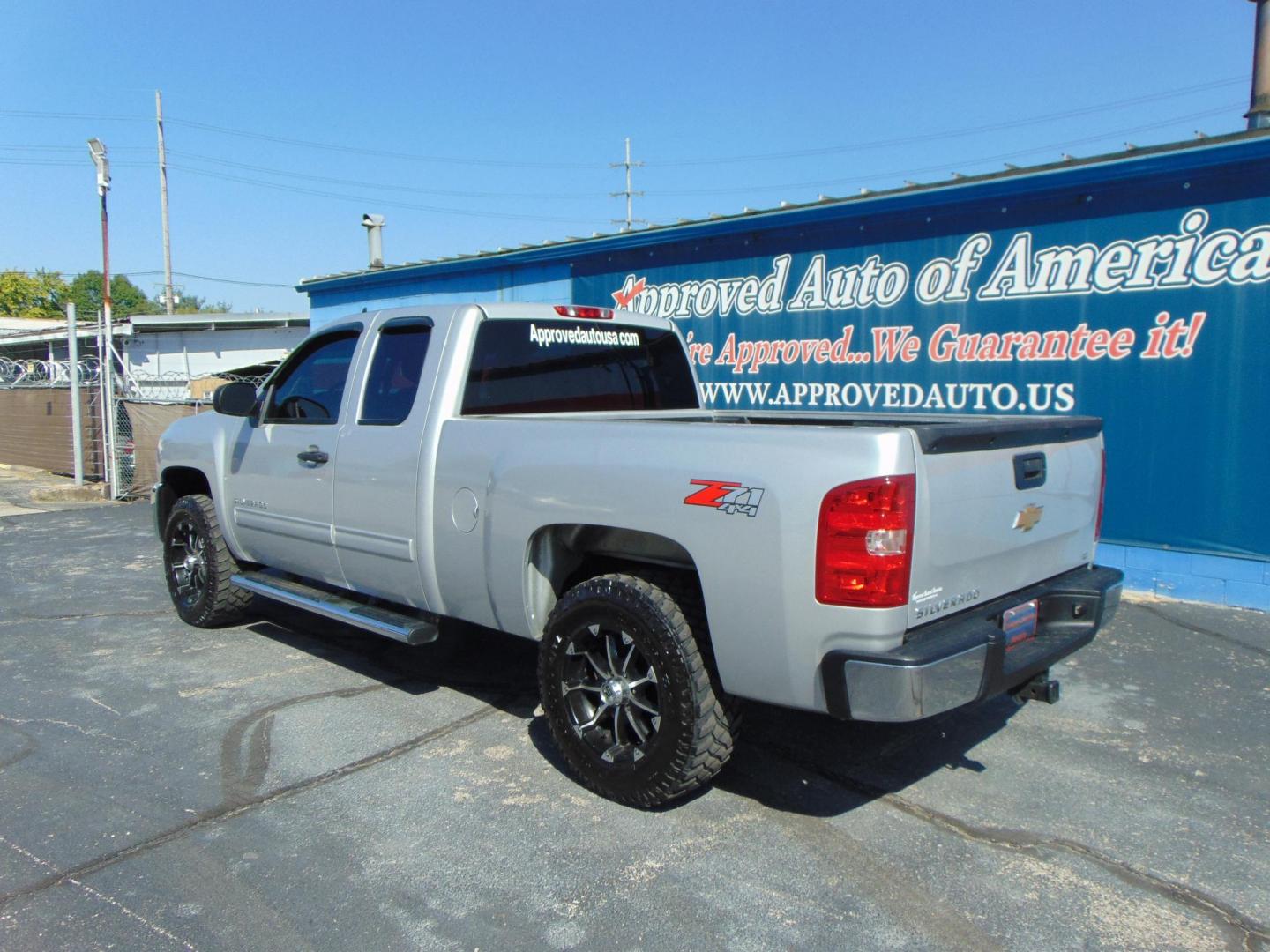 2013 Chevrolet Silverado 1500 LT Ext. Cab Long Box 4WD (1GCRKSE72DZ) with an 5.3L V8 OHV 16V FFV engine, 6-Speed Automatic transmission, located at 2105 Dixie Hwy, Louisville, KY, 40210, (502) 772-3333, 38.220932, -85.795441 - Photo#6