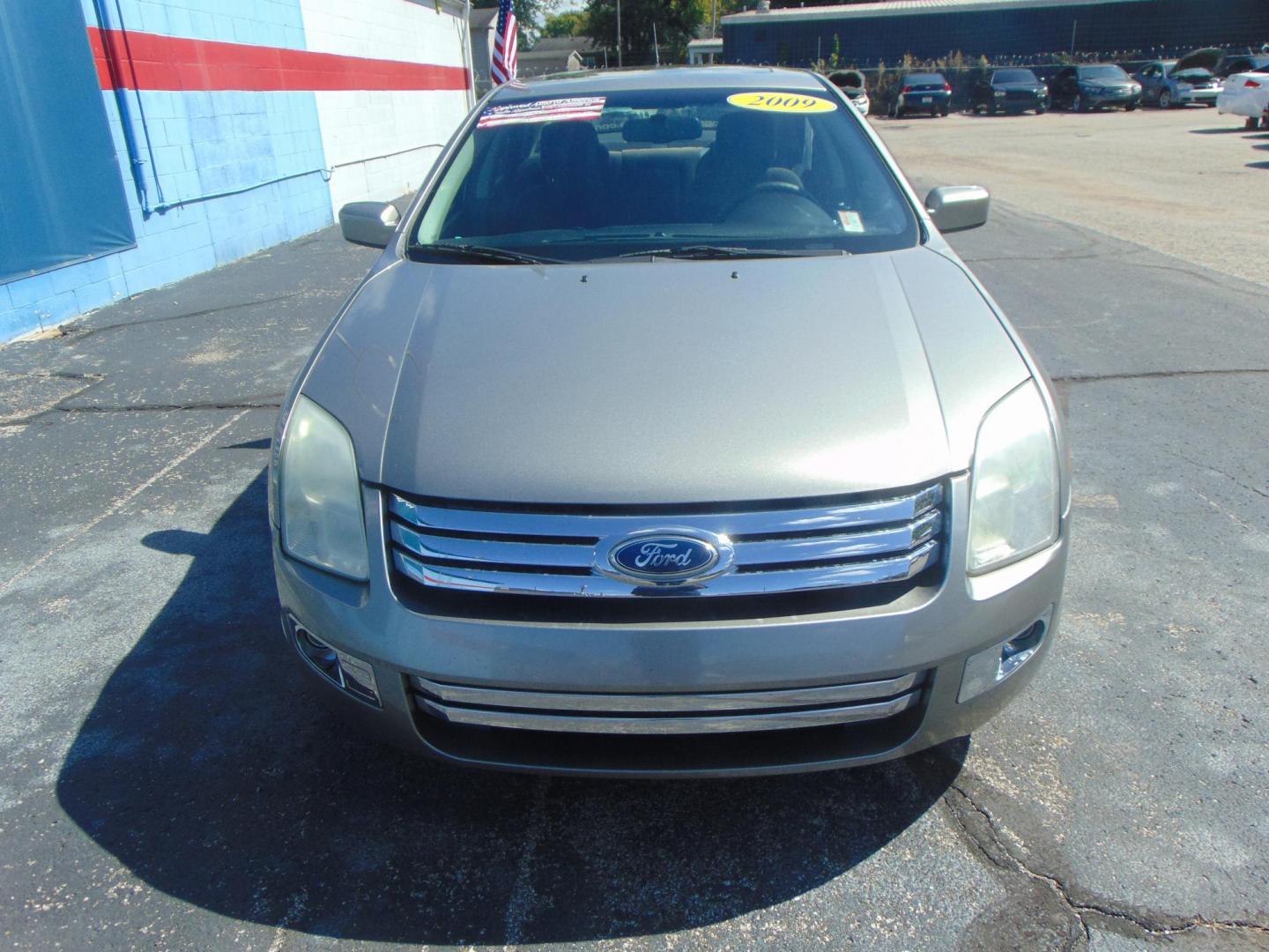 2009 Ford Fusion I4 SEL (3FAHP08Z49R) with an 2.3L L4 DOHC 16V engine, located at 2105 Dixie Hwy, Louisville, KY, 40210, (502) 772-3333, 38.220932, -85.795441 - Photo#2