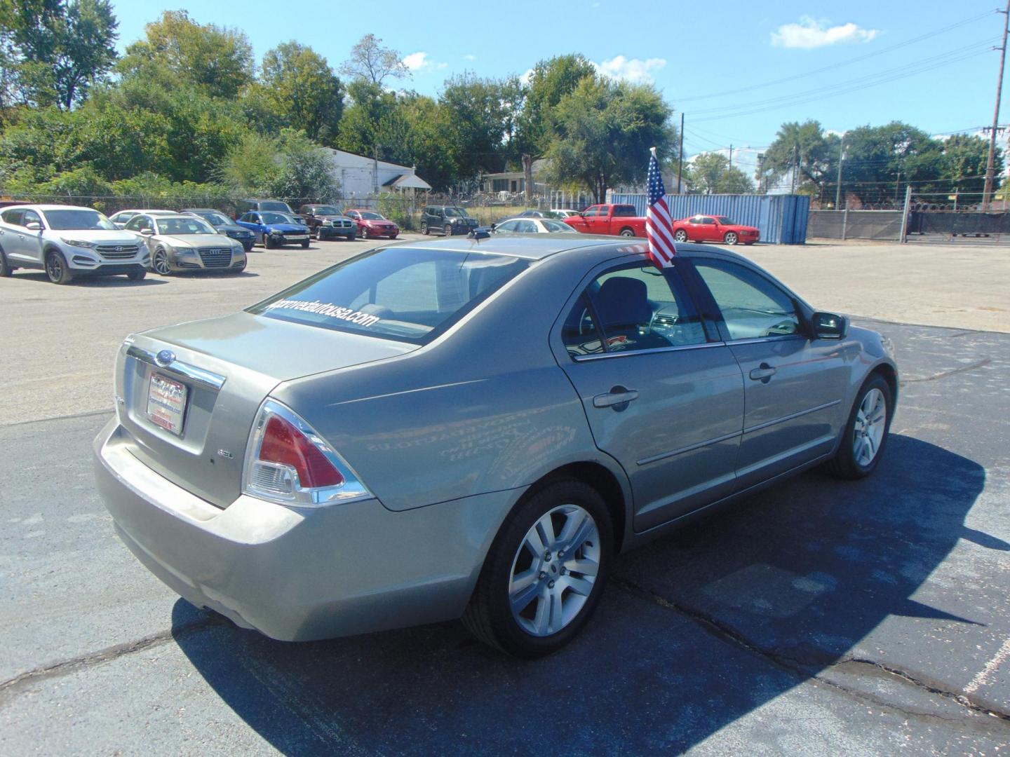 2009 Ford Fusion I4 SEL (3FAHP08Z49R) with an 2.3L L4 DOHC 16V engine, located at 2105 Dixie Hwy, Louisville, KY, 40210, (502) 772-3333, 38.220932, -85.795441 - Photo#4