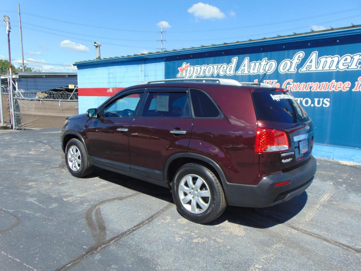 2013 Kia Sorento LX 2WD (5XYKT4A66DG) with an 2.4L L4 DOHC 16V engine, 6-Speed Automatic transmission, located at 2105 Dixie Hwy, Louisville, KY, 40210, (502) 772-3333, 38.220932, -85.795441 - Photo#6