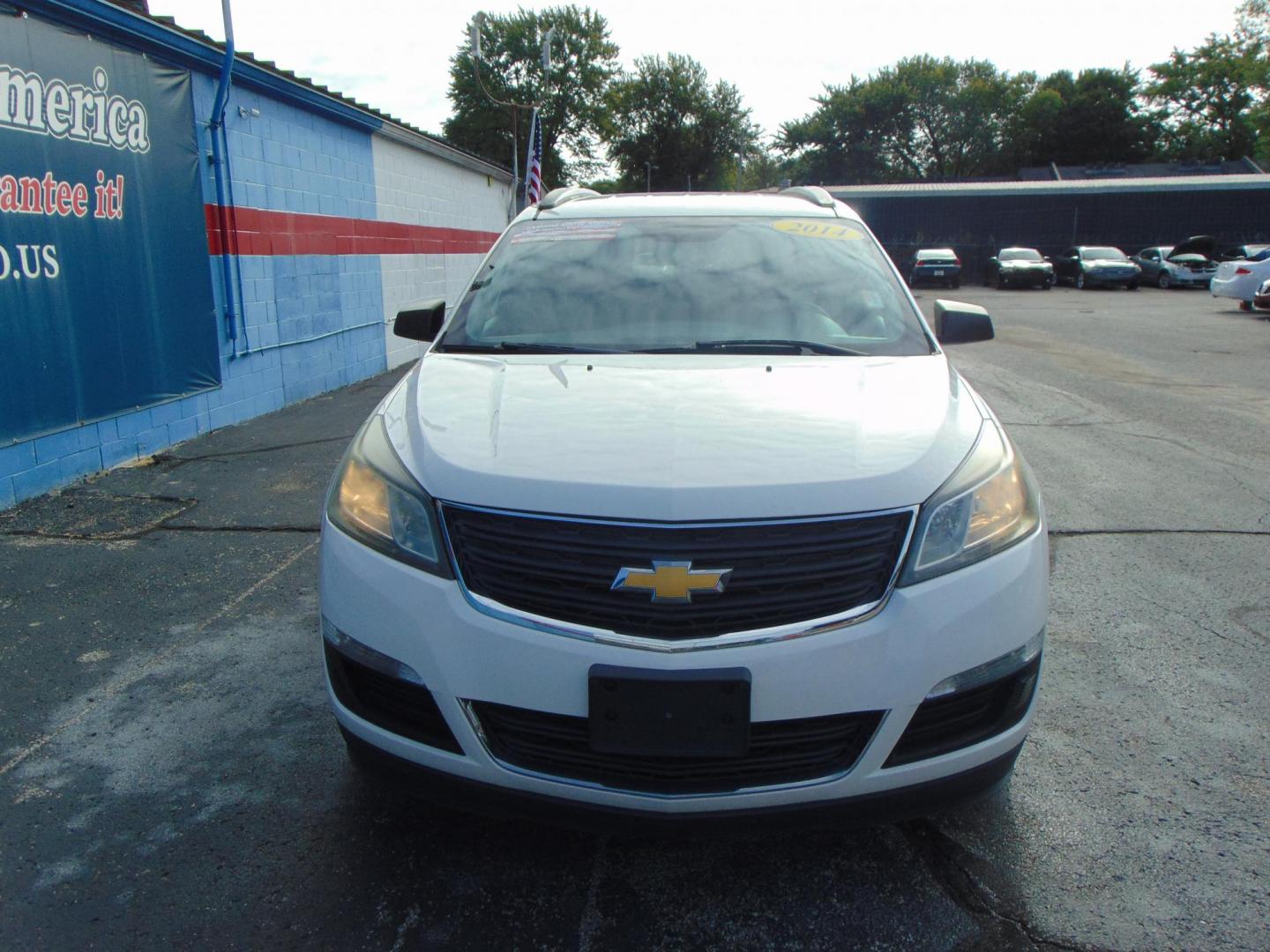 2014 Chevrolet Traverse LS FWD w/PDC (1GNKRFED4EJ) with an 3.6L V6 DOHC 24V engine, 6-Speed Automatic transmission, located at 2105 Dixie Hwy, Louisville, KY, 40210, (502) 772-3333, 38.220932, -85.795441 - Photo#2