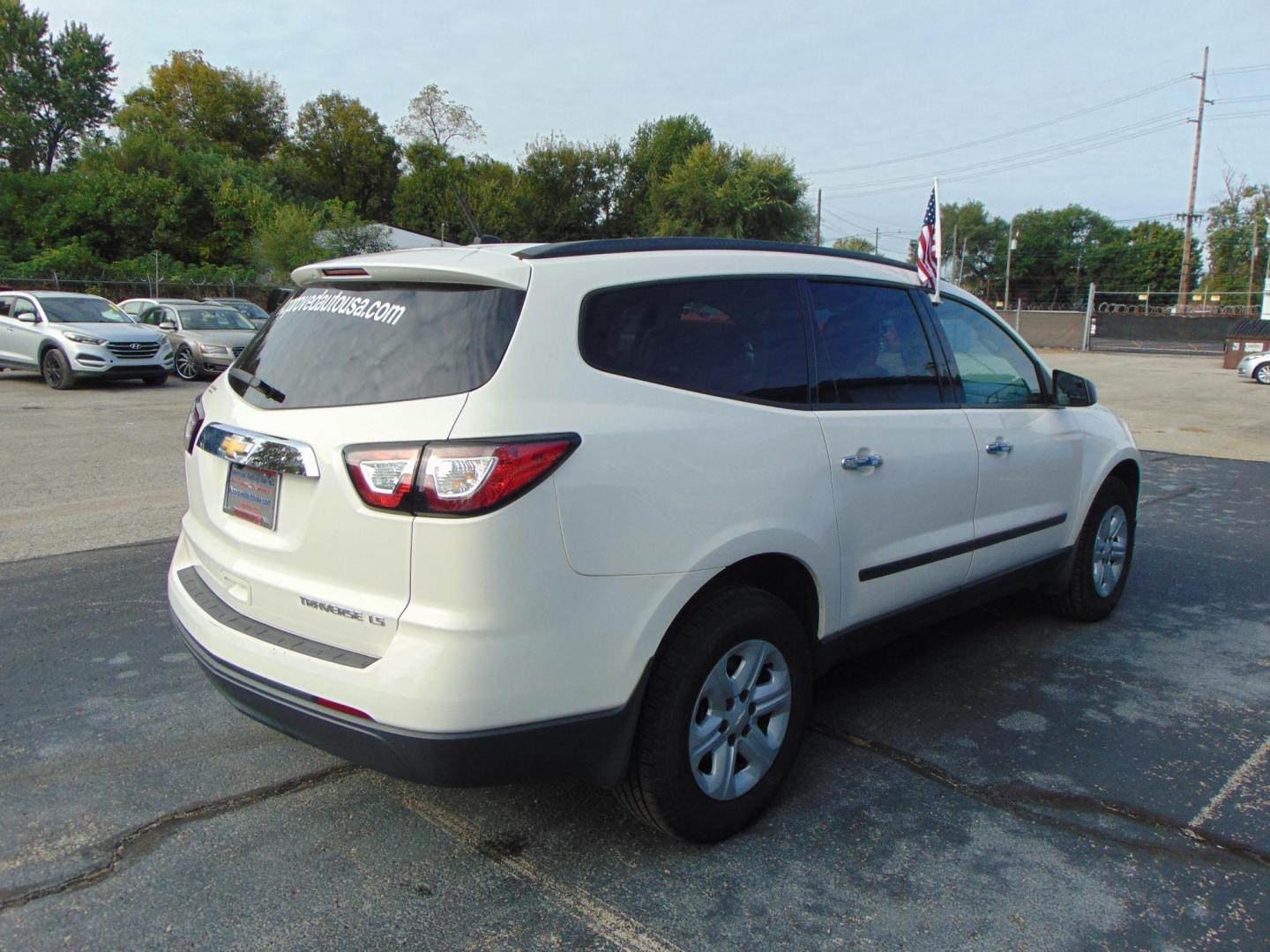 2014 Chevrolet Traverse LS FWD w/PDC (1GNKRFED4EJ) with an 3.6L V6 DOHC 24V engine, 6-Speed Automatic transmission, located at 2105 Dixie Hwy, Louisville, KY, 40210, (502) 772-3333, 38.220932, -85.795441 - Photo#4